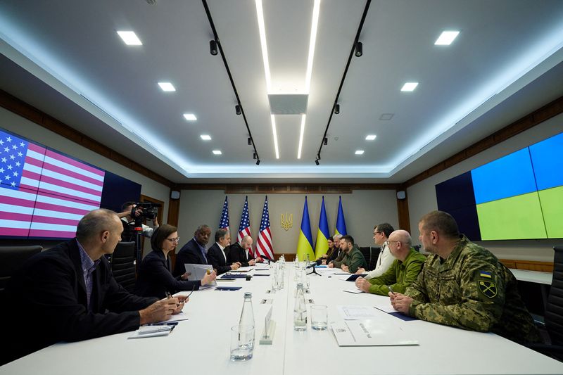 El Secretario de Estado de Estados Unidos, Antony Blinken, y el Secretario de Defensa de Estados Unidos, Lloyd Austin, asisten a una reunión con el Presidente de Ucrania, Volodímir Zelensky en Kiev