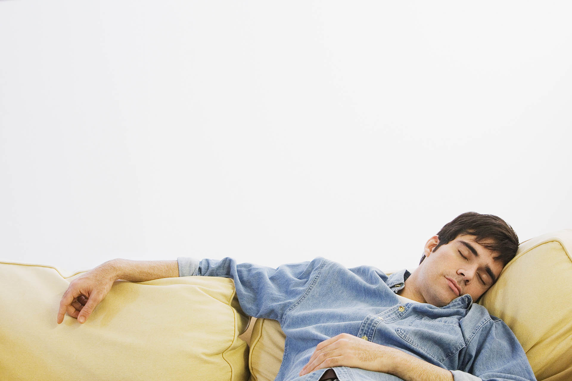 El cansancio y el agotamiento pueden estar entre los síntomas del COVID-19 (Getty Images)