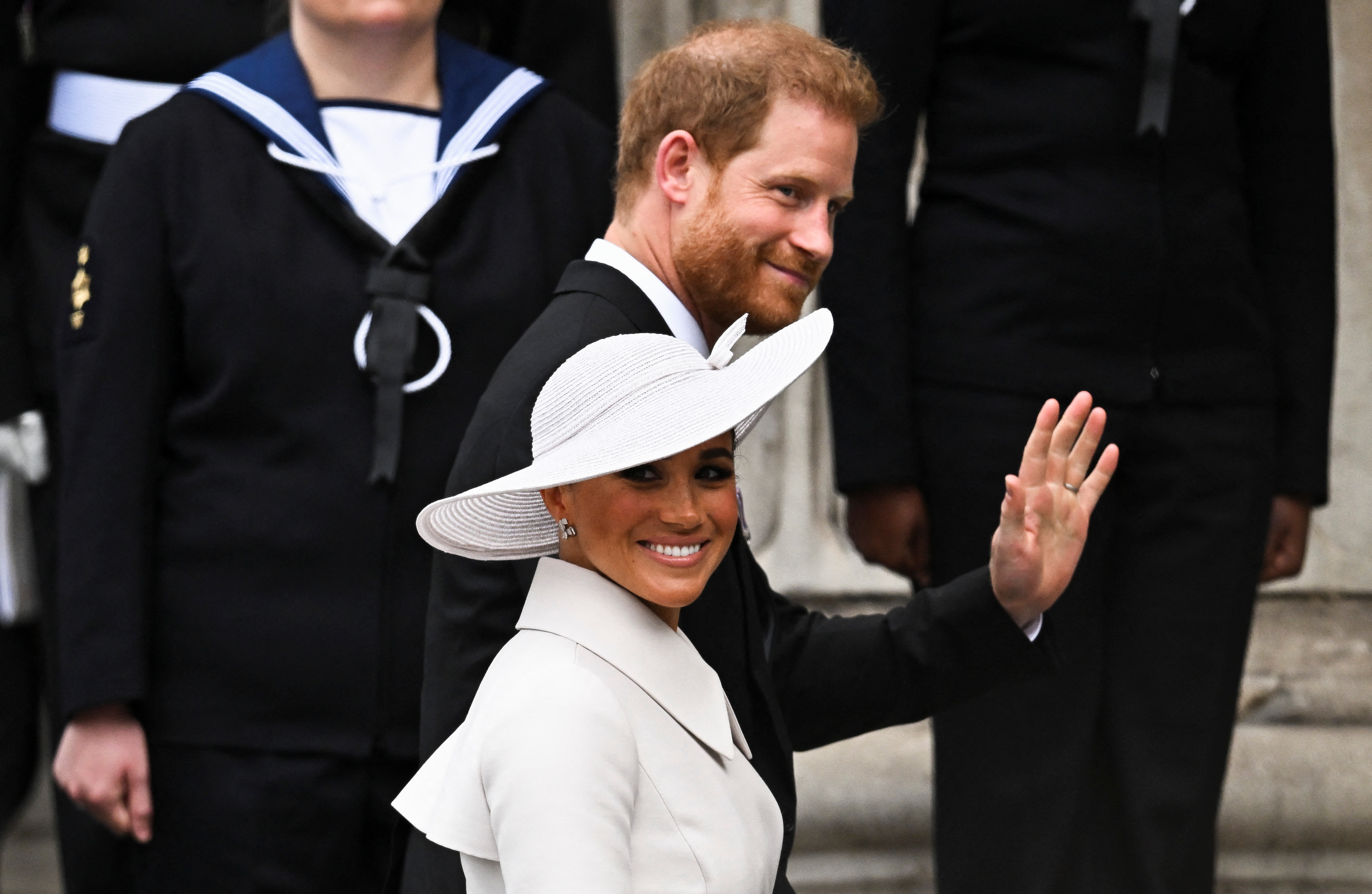 El príncipe Harry y Meghan Markle dejan la Catedral de San Pablo, durante las celebraciones del Jubileo de Platino de la Reina, en Londres (Reuters)