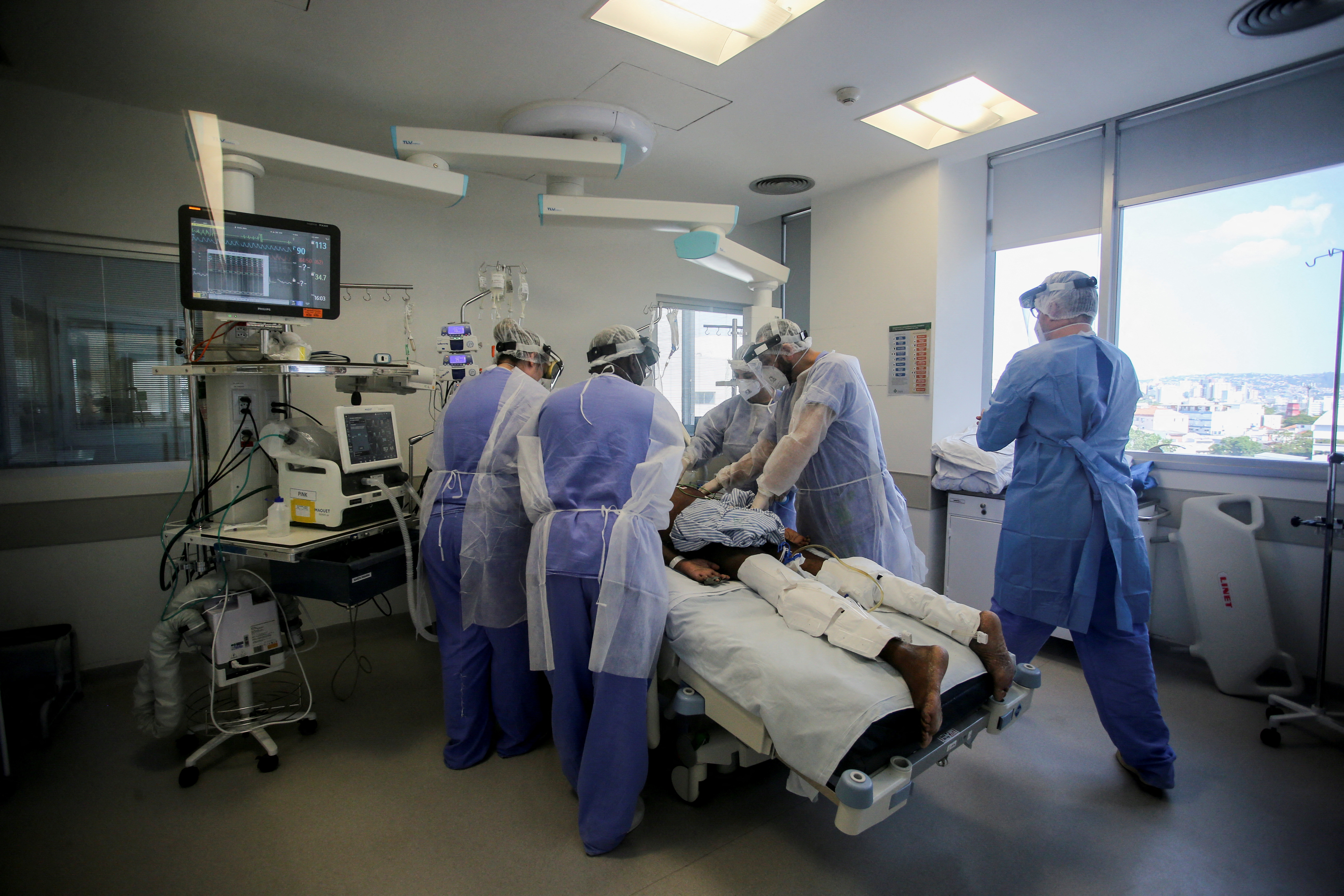 Trabajadores médicos atienden a un paciente en la unidad de cuidados intensivos (UCI) del Hospital das Clínicas en medio del brote de la enfermedad del coronavirus (COVID-19), en Porto Alegre, Brasil 14 de enero de 2022. REUTERS/Diego Vara