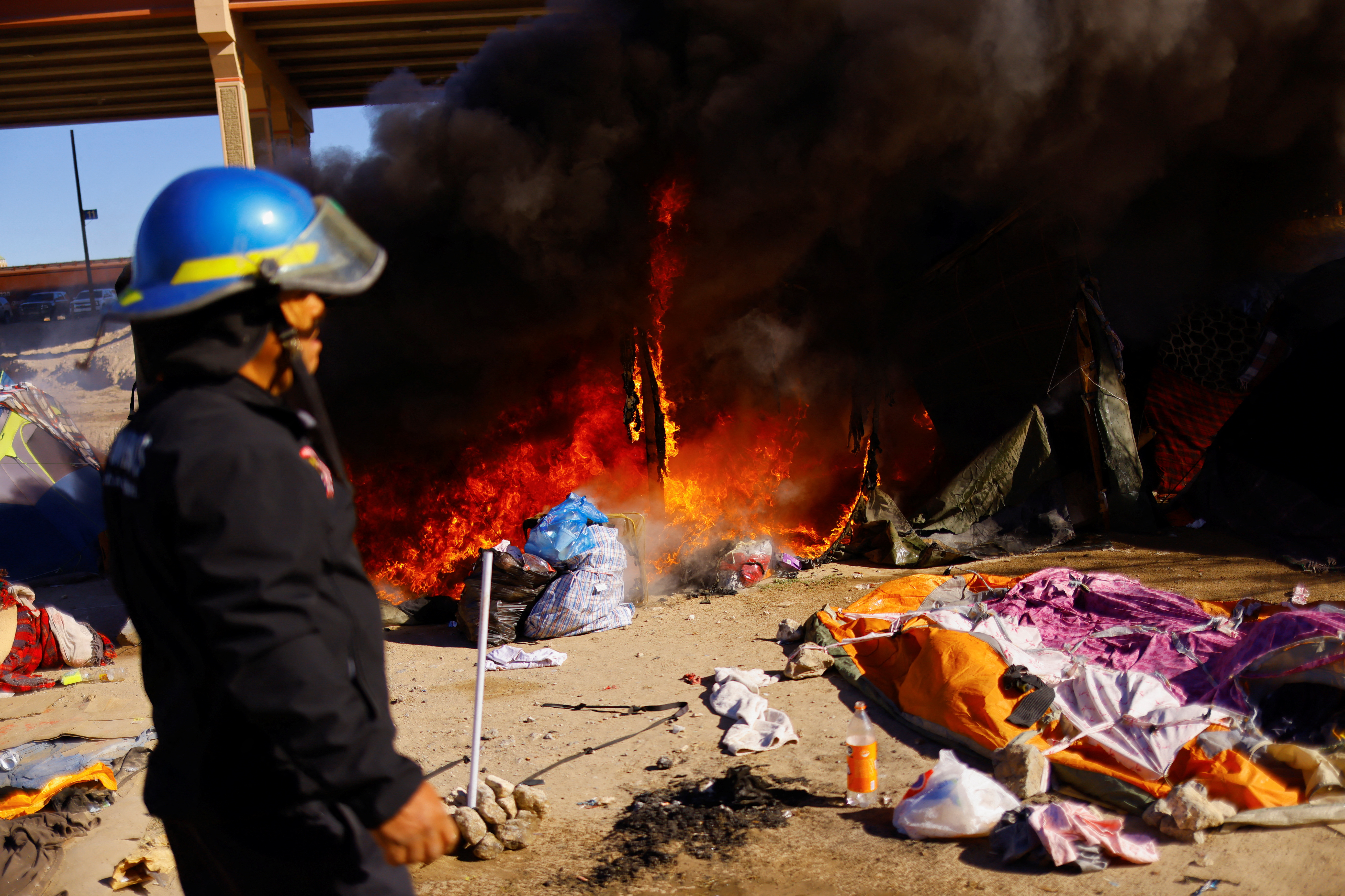 Cientos de migrantes venezolanos fueron desalojados a la fuerza de un campamento instalado en Ciudad Juárez. (REUTERS)