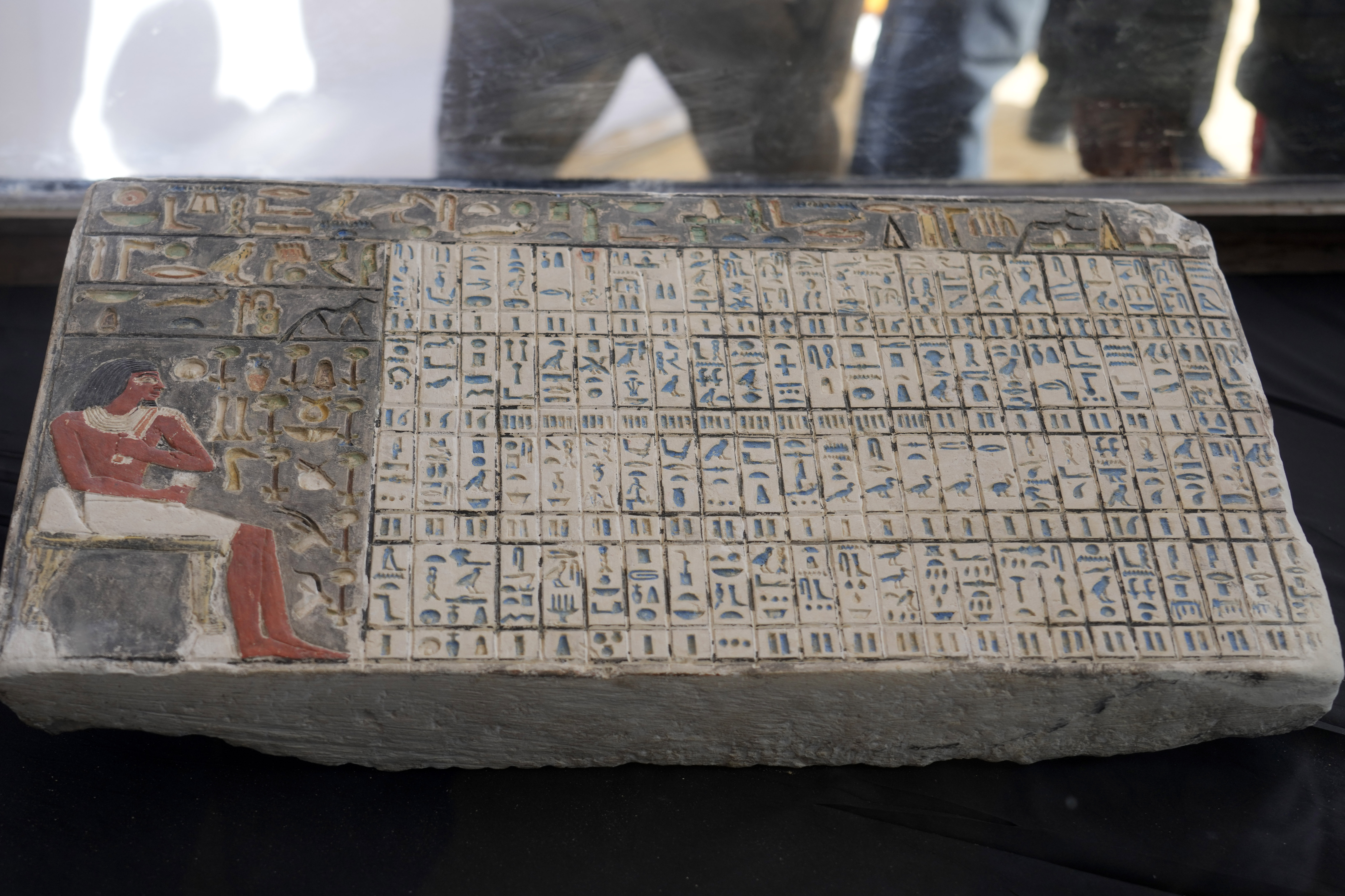 Una de las tumbas descubiertas pertenecía a un sacerdote de la quinta dinastía conocido como Khnumdjedef  (Foto AP/Amr Nabil)