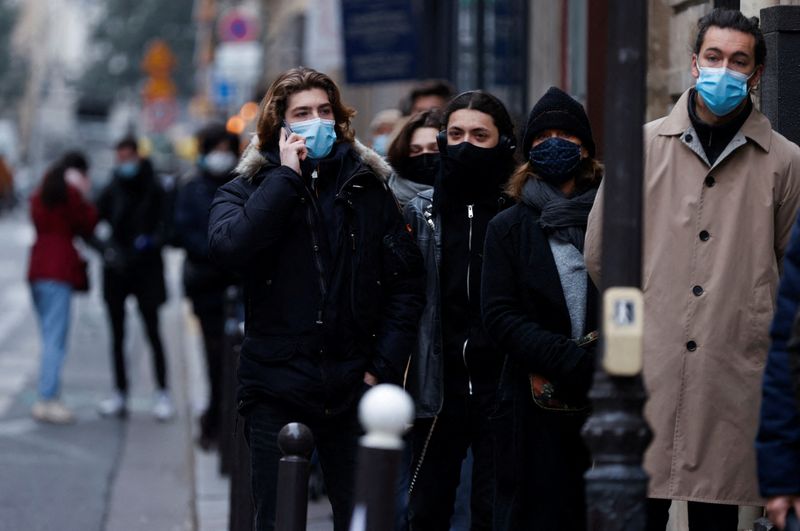 Imagen de archivo de gente haciendo fila para realizarse exámenes antes de Navidad, en medio de la pandemia de COVID-19, en París, Francia. 23 de diciembre, 2021. REUTERS/Christian Hartmann