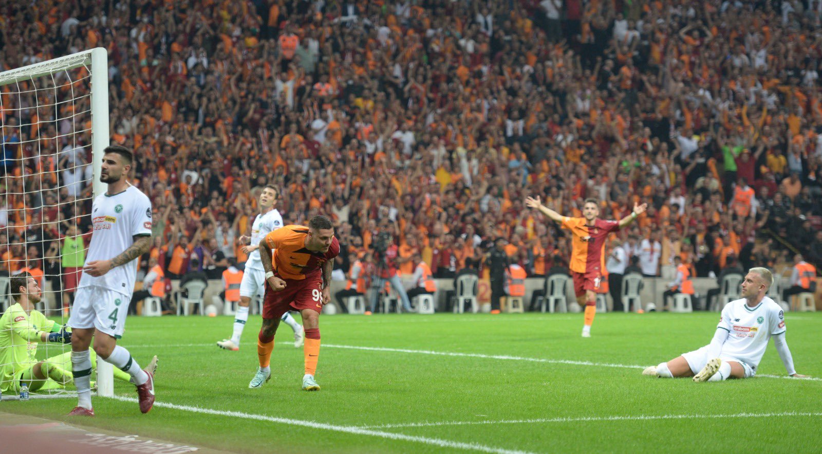 Mauro Icardi participó en el gol del triunfo en su debut con el Galatasaray.