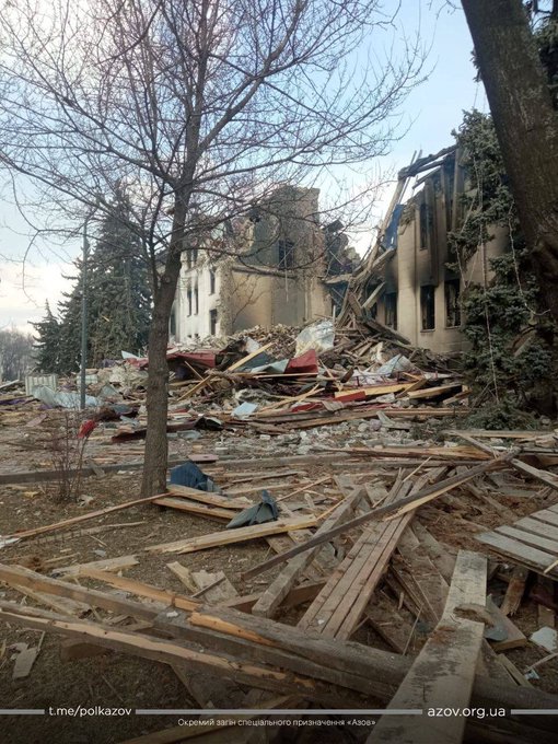Los escombros del teatro dramático bombardeado por Rusia en Mariupol (Crédito: Twitter @JakeGodin)