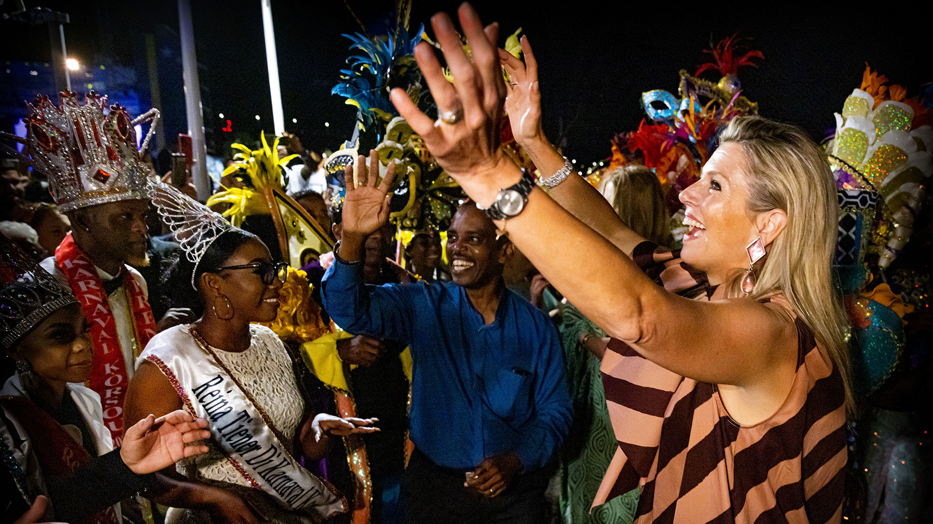 La reina Máxima de Holanda bailó al ritmo de carnaval durante su gira por el Caribe