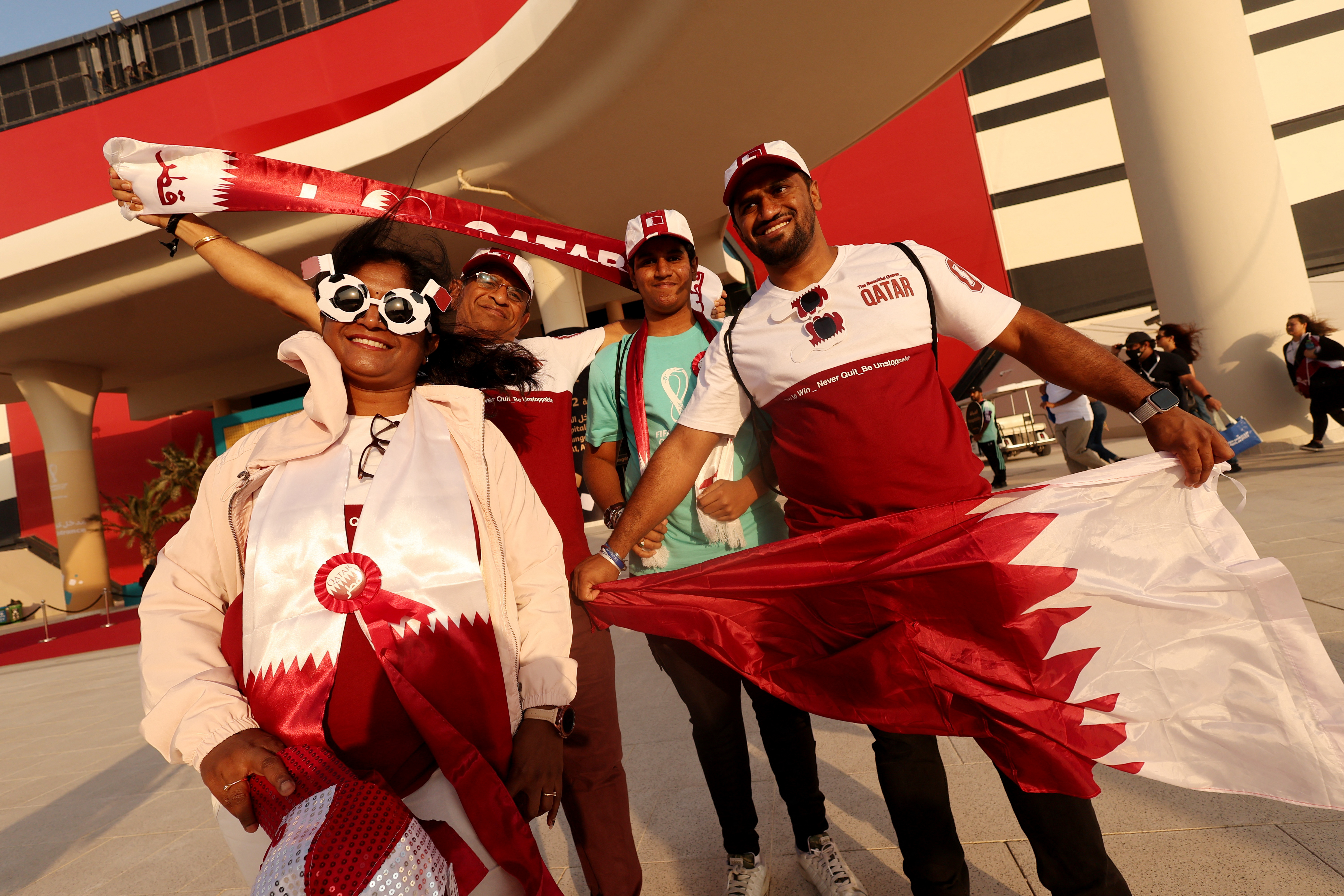 Hinchas de Qatar con un look peculiar en la previa del comienzo de la Copa Mundial número 22 de la historia REUTERS/Matthew Childs