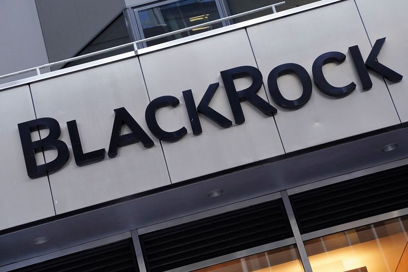 FOTO DE ARCHIVO: El logo de BlackRock se muestra fuera de su sede en el distrito de Manhattan de la ciudad de Nueva York, Nueva York, EEUU, 25 de mayo de 2021. REUTERS/Carlo Allegri