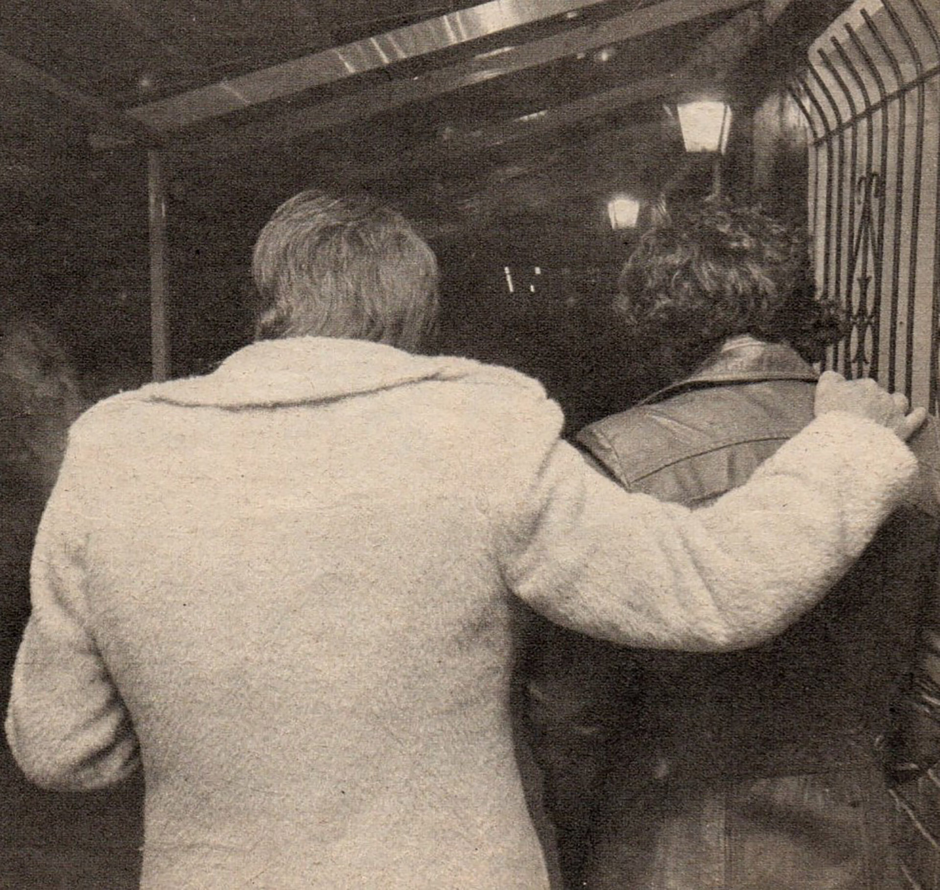 El abrazo entre Sívori y Maradona caminando por la calle Azopardo
