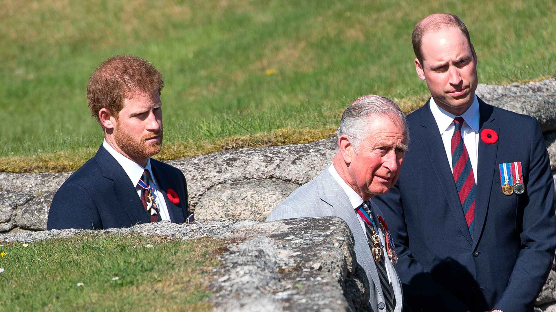 Los príncipes Charles y su hijo William participaron con Harry en la reunión con Isabel II donde se decidió el futuro de los Sussex y también un criterio para las generaciones por venir. (Tim Rooke/Shutterstock)
