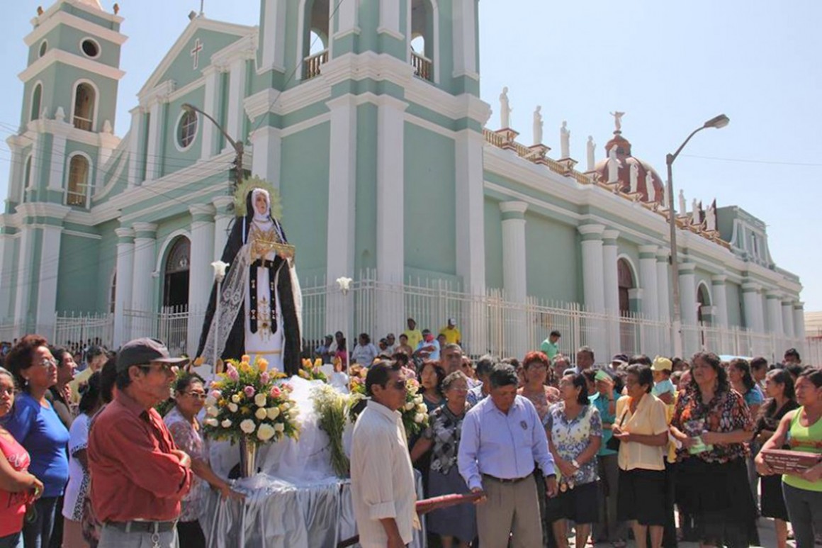 Celebración de Semana Santa en Catacaos. Miles de ciudadanos y fieles se unen para realizar la procesión.