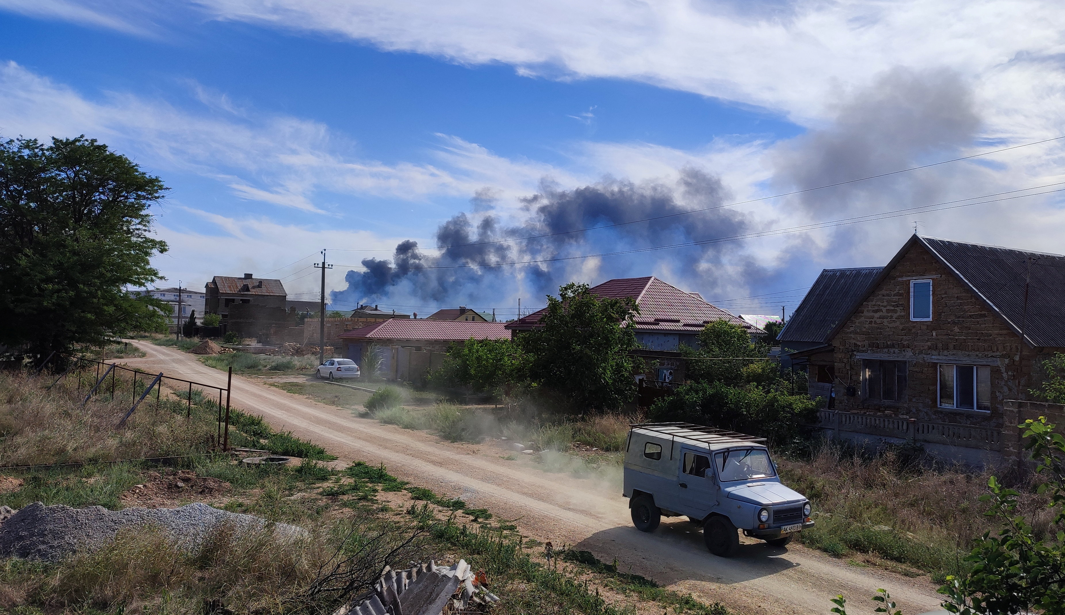 El humo visto desde las casas cercanas a la base (Reuters)