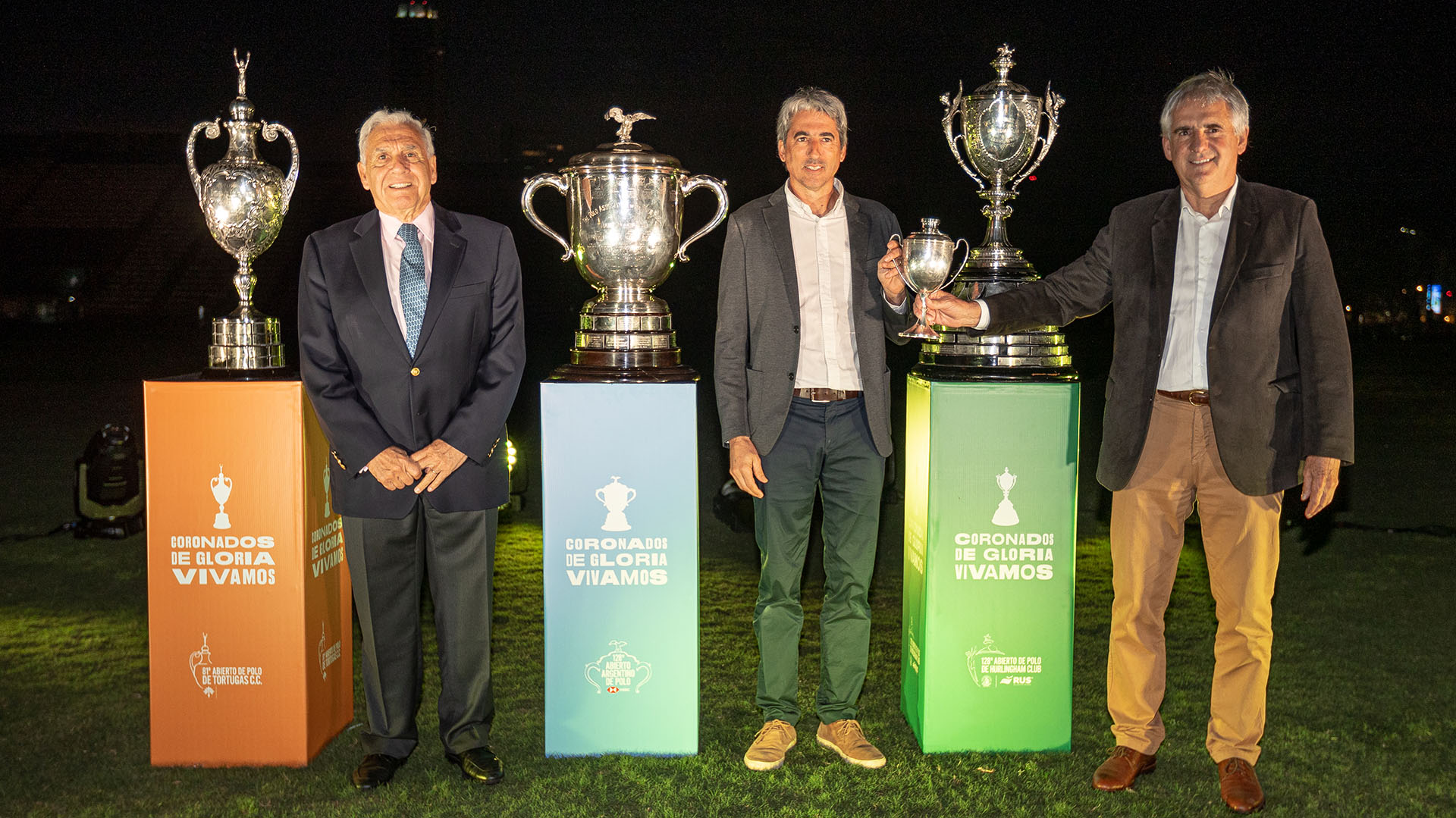 Jorge Eduardo Anzorreguy, Delfin Uranga, Kelly Fernando junto a los trofeos