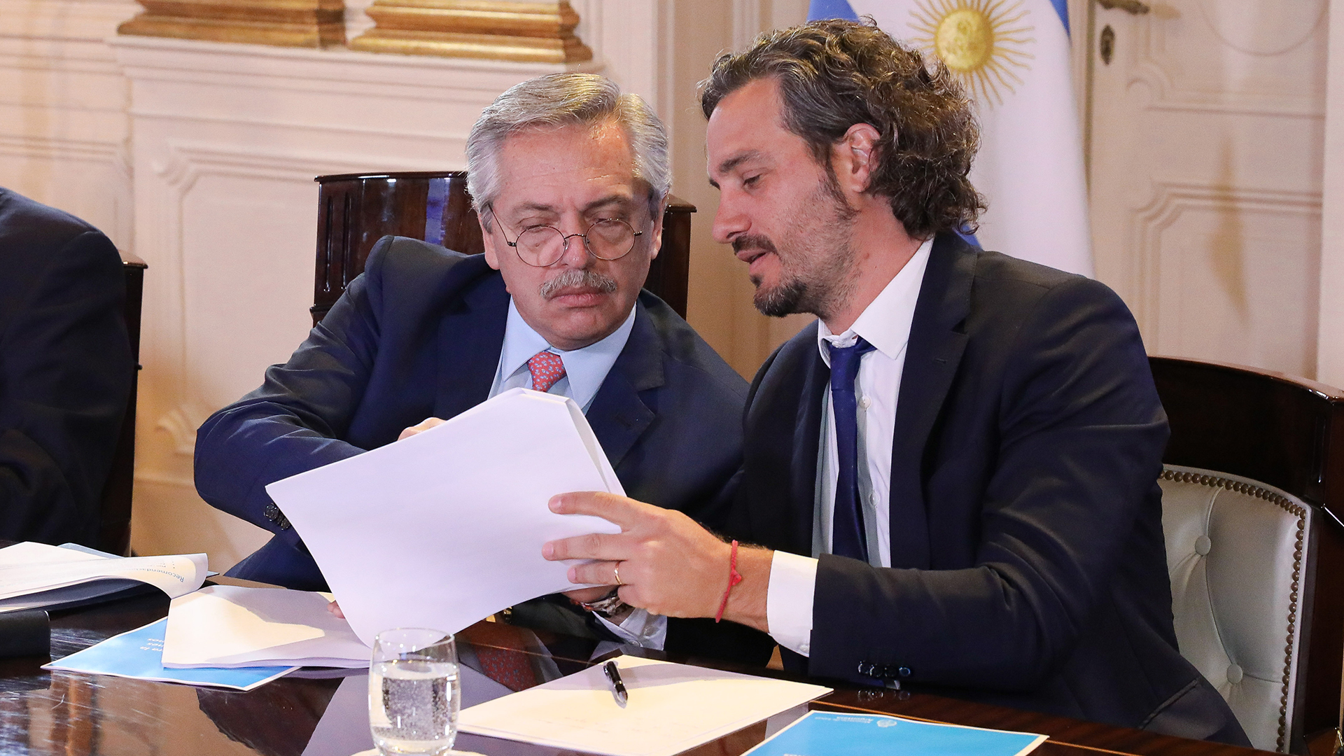 El presidente Alberto Fernández junto al jefe de Gabinete, Santiago Cafiero