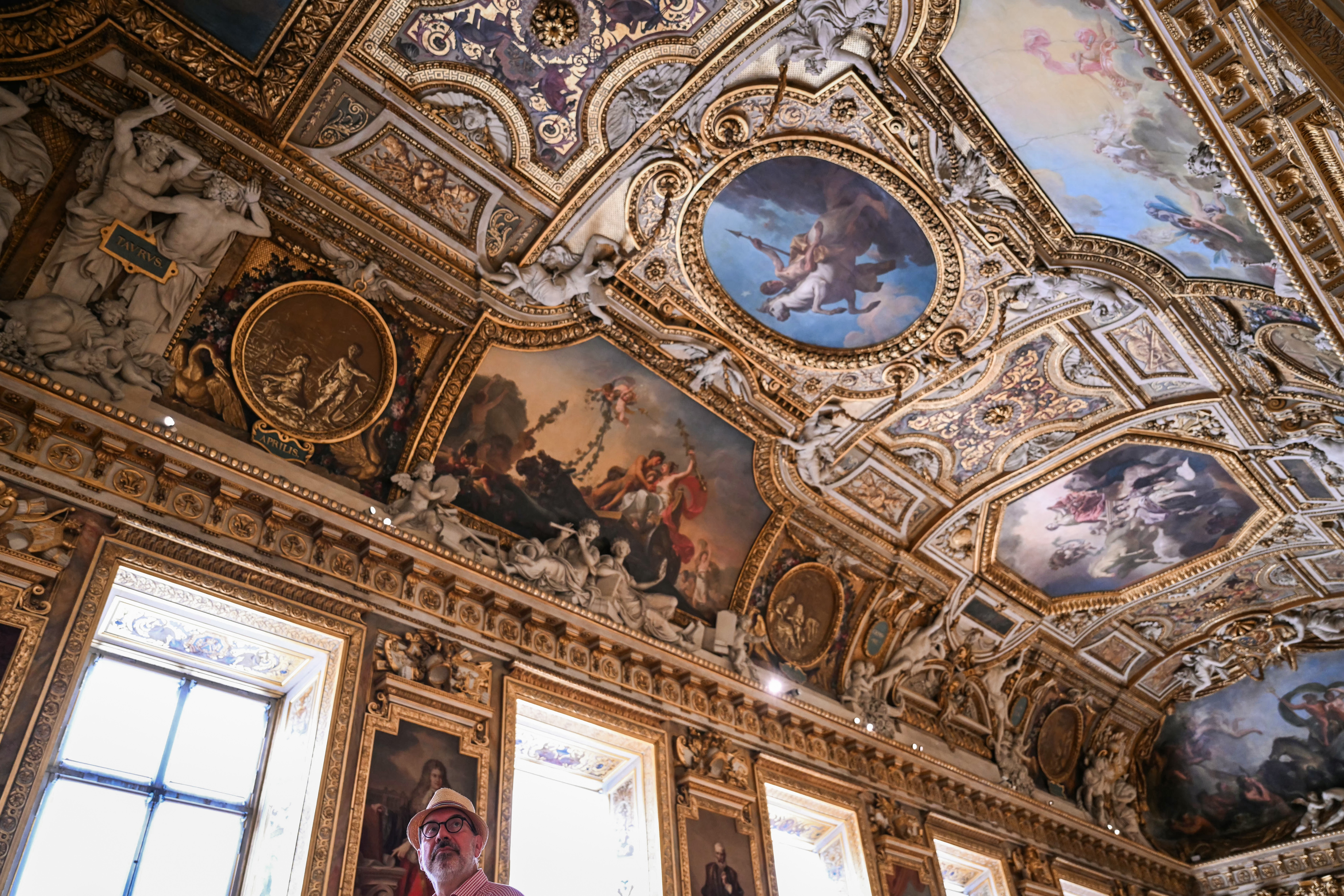 La galer&iacute;a de Apolo del Louvre reabre al p&uacute;blico sin las joyas de la Corona francesa