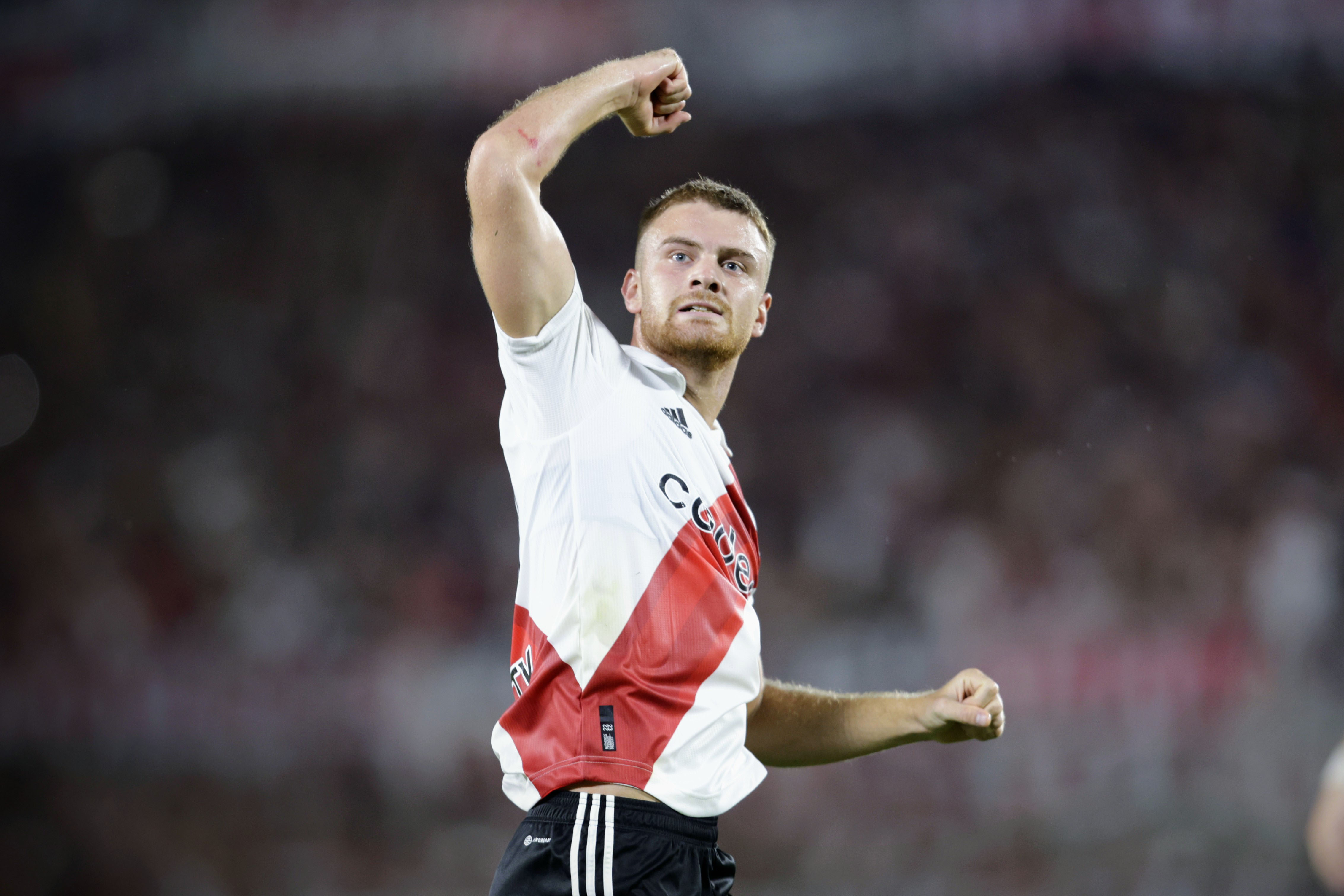 Lucas Beltrán festeja sus goles con la camiseta de River ante Godoy Cruz de Mendoza (Foto Baires Deportes)