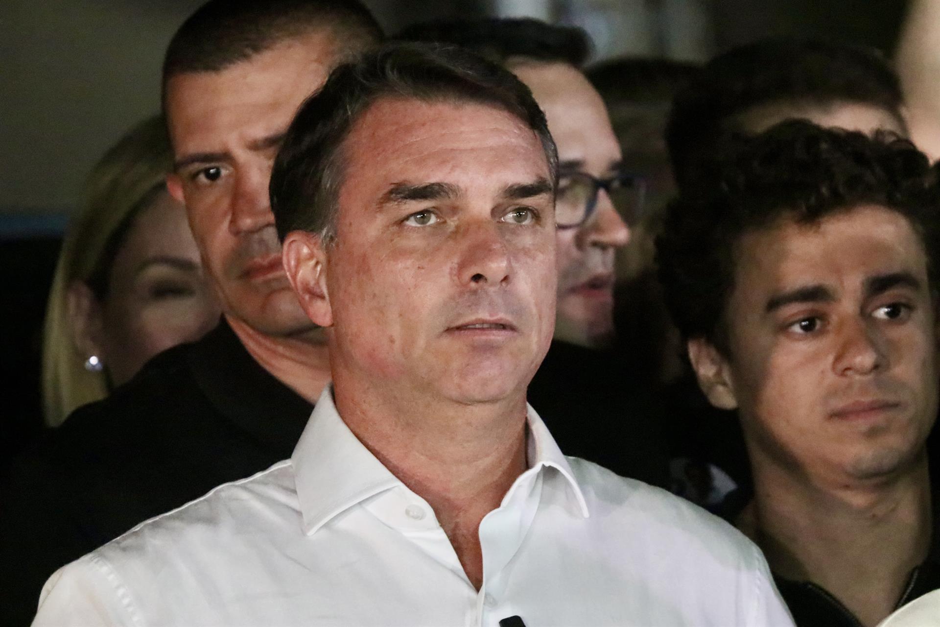 El misterioso avi&oacute;n en el que viaja Fl&aacute;vio Bolsonaro finalmente despeg&oacute; de Argentina rumbo a Estados Unidos