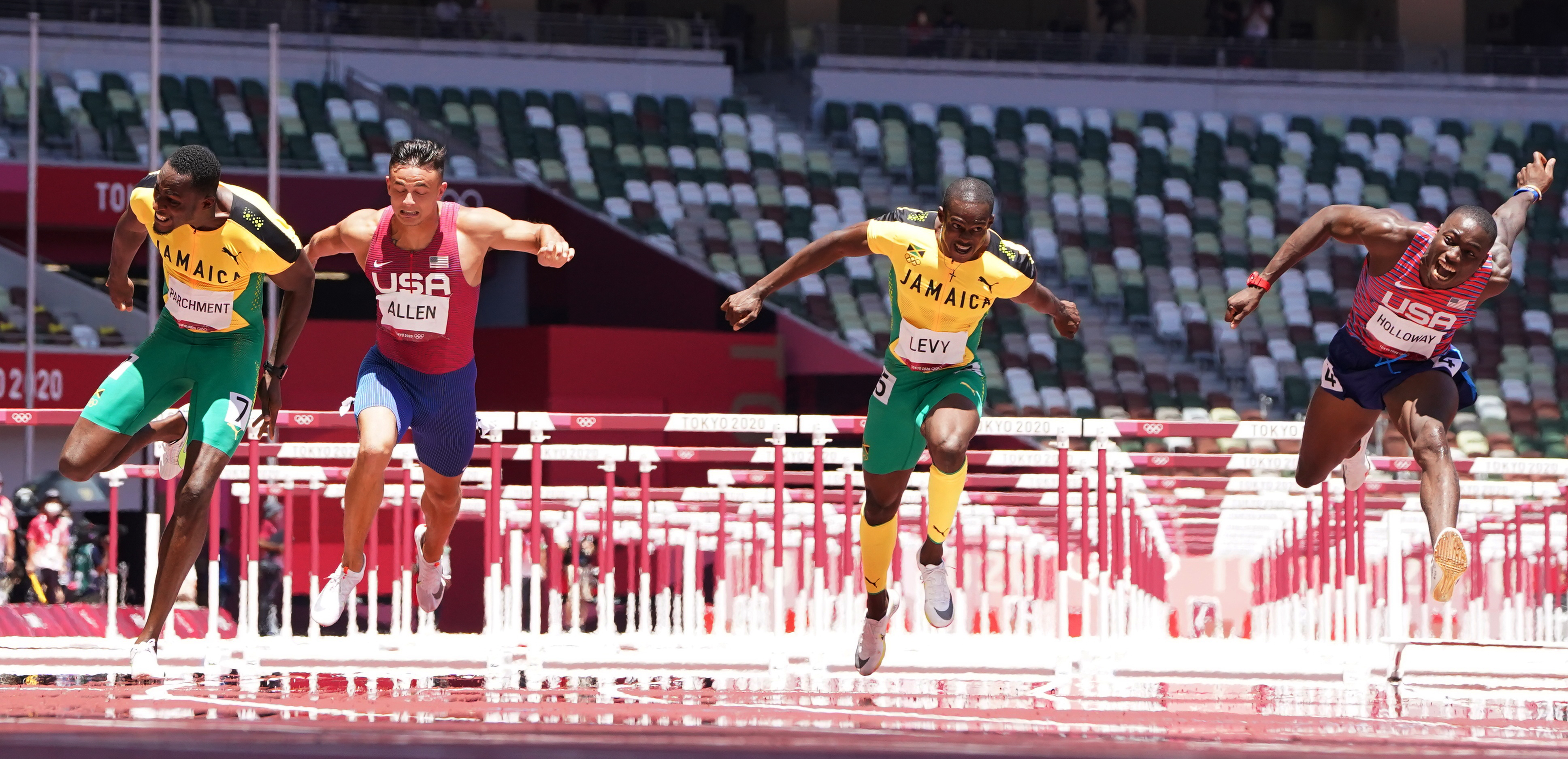 Los atletas: Hansle Parchment y Ronald Levy de Jamaica y Devon Allen de los Estados Unidos en los 110 metros con vallas en atletismo.