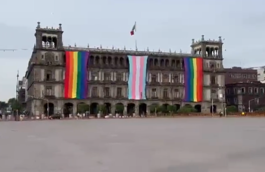 Edificios en el Zócalo lucen las banderas de la comunidad LGBTTTIQ+: Foto: Twitter/ @Claudiashein