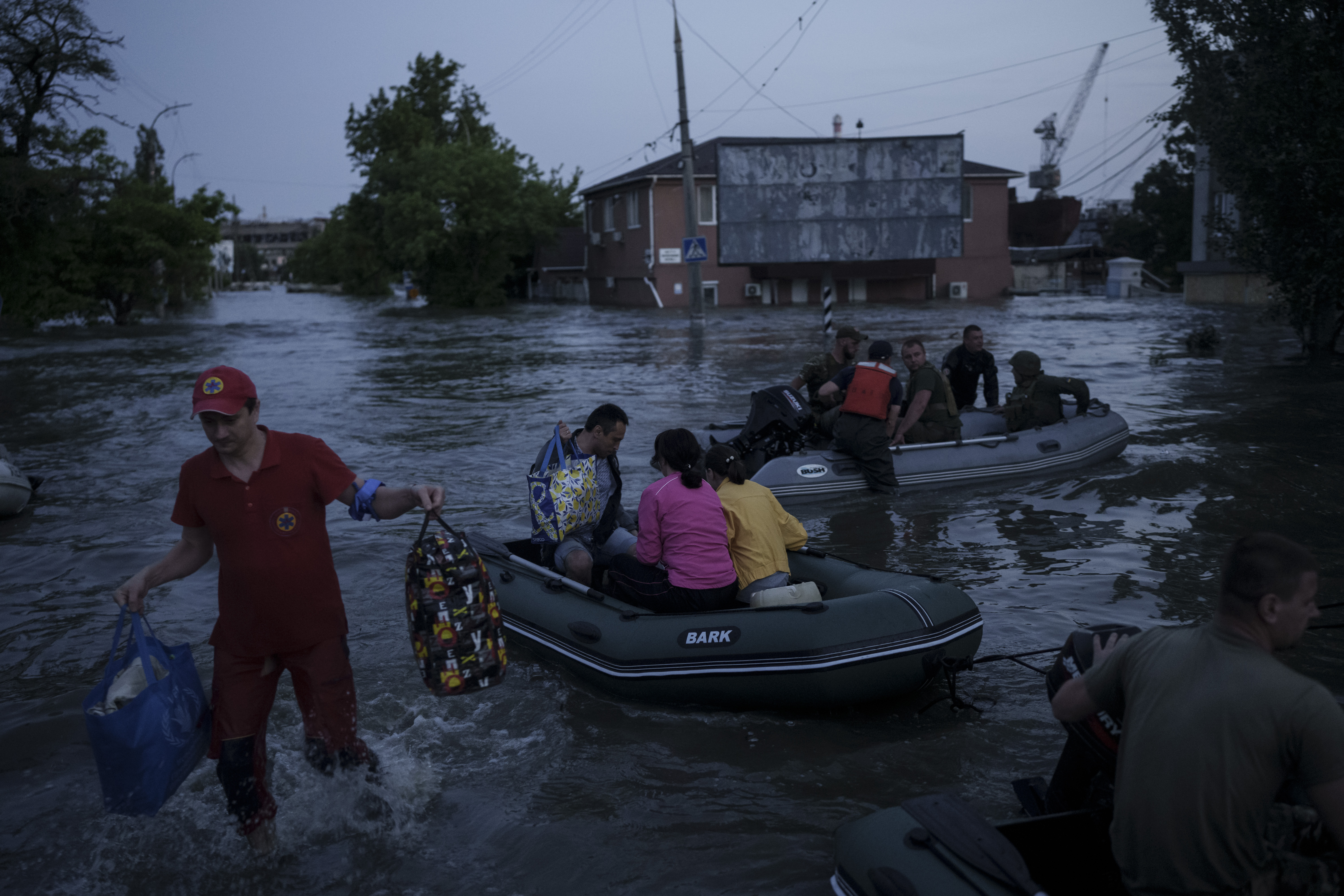 Ucrania reanudó la evacuación de las zonas inundadas tras la destrucción de la represa de Kajovka