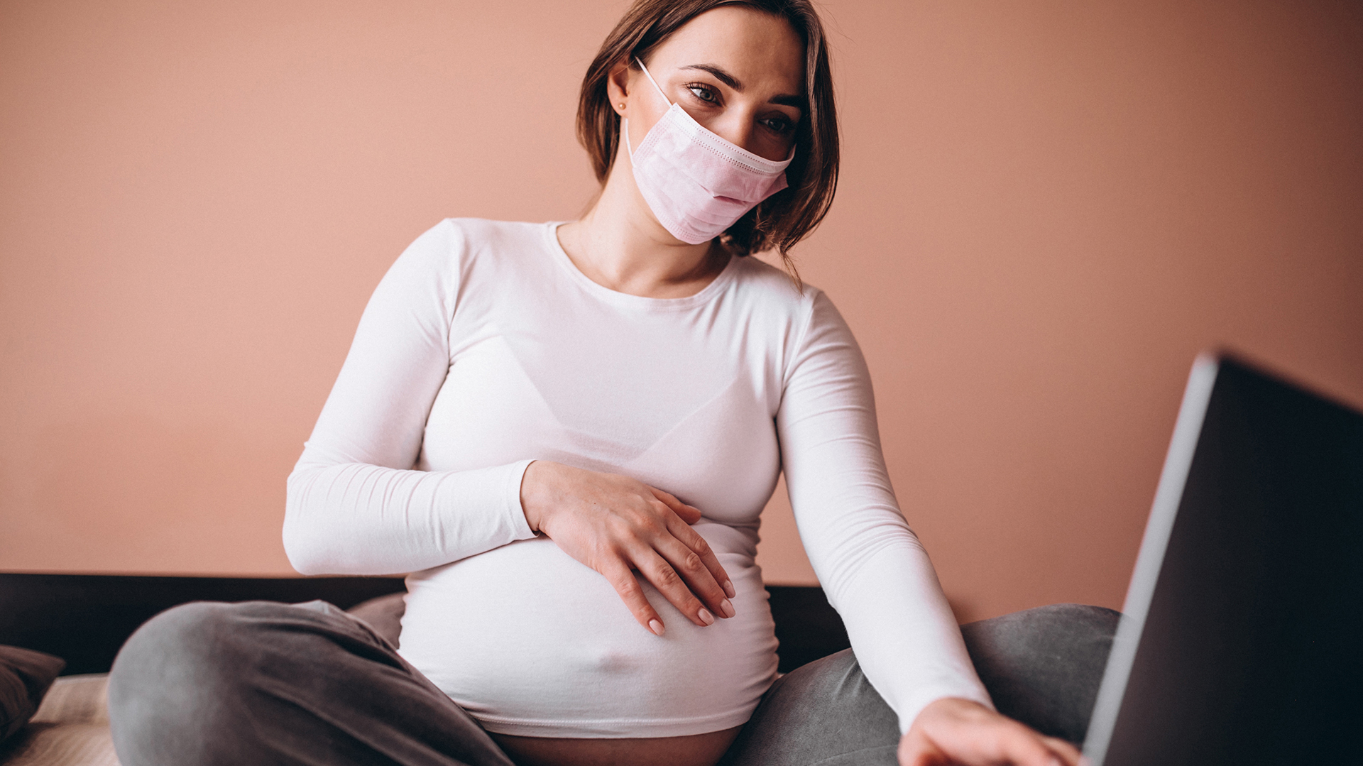 Estar embarazada no genera más riesgo tanto para contraer la enfermedad como para desarrollar un cuadro grave en caso de que se infecten (Shutterstock)