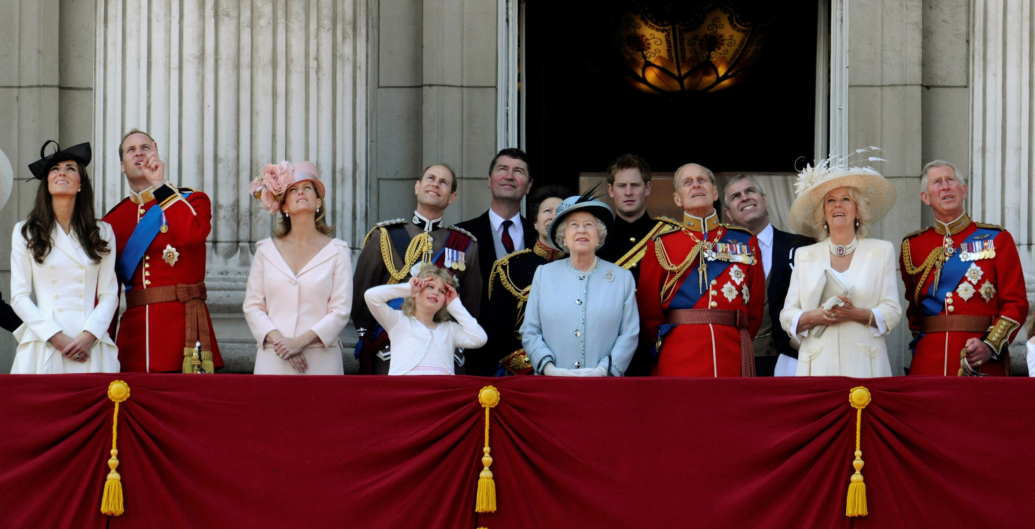 La reina Isabel de Gran Bretaña y su esposo, el príncipe Felipe, observan con miembros de la familia real un desfile aéreo desde el balcón del Palacio de Buckingham tras asistir a la ceremonia de Trooping the Colour en el centro de Londres, Gran Bretaña, el 11 de junio de 2011.  REUTERS/Dylan Martinez/Archivo