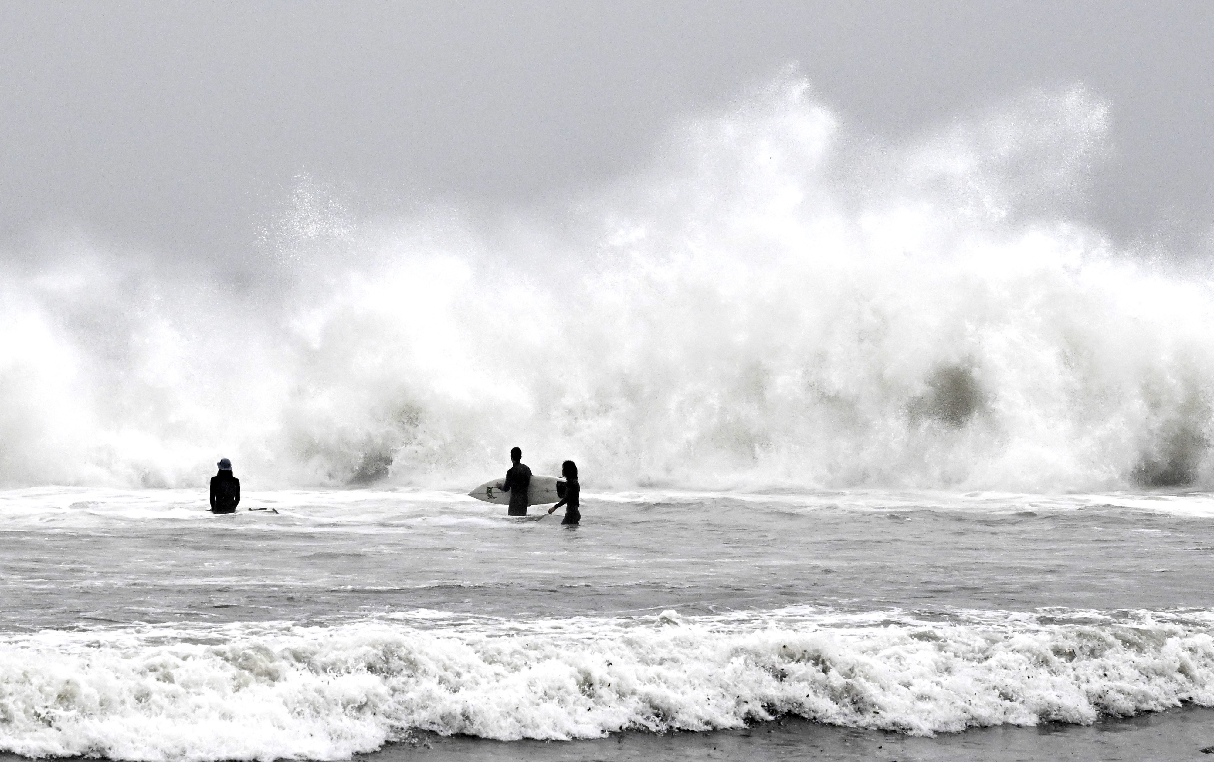 Surfistas aprovechan las olas durante una tormenta en Venice Beach, en Los Ángeles, el sábado 14 de enero de 2023. (Keith Birmingham/The Orange County Register vía AP)