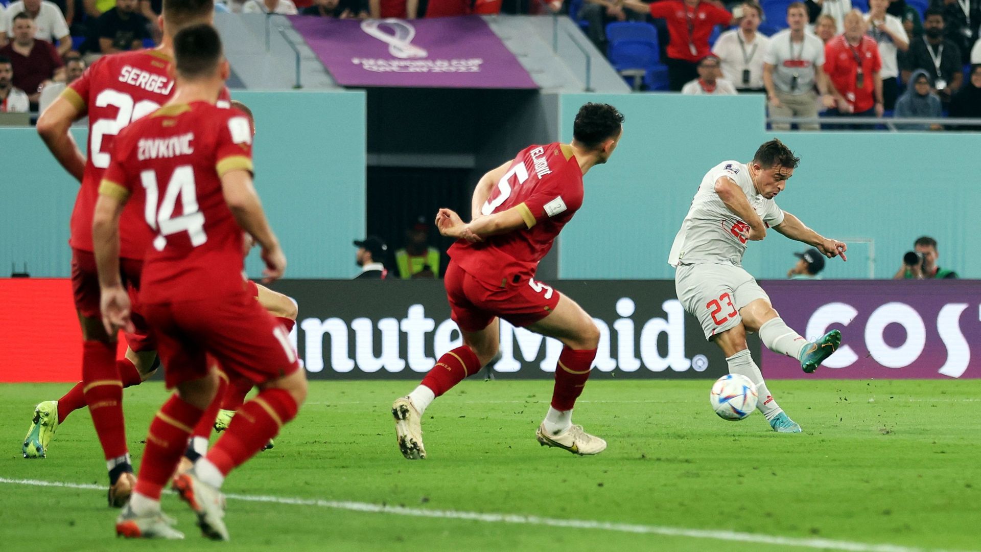 Remate y gol de Xherdan Shaqiri para Suiza (REUTERS/Carl Recine)