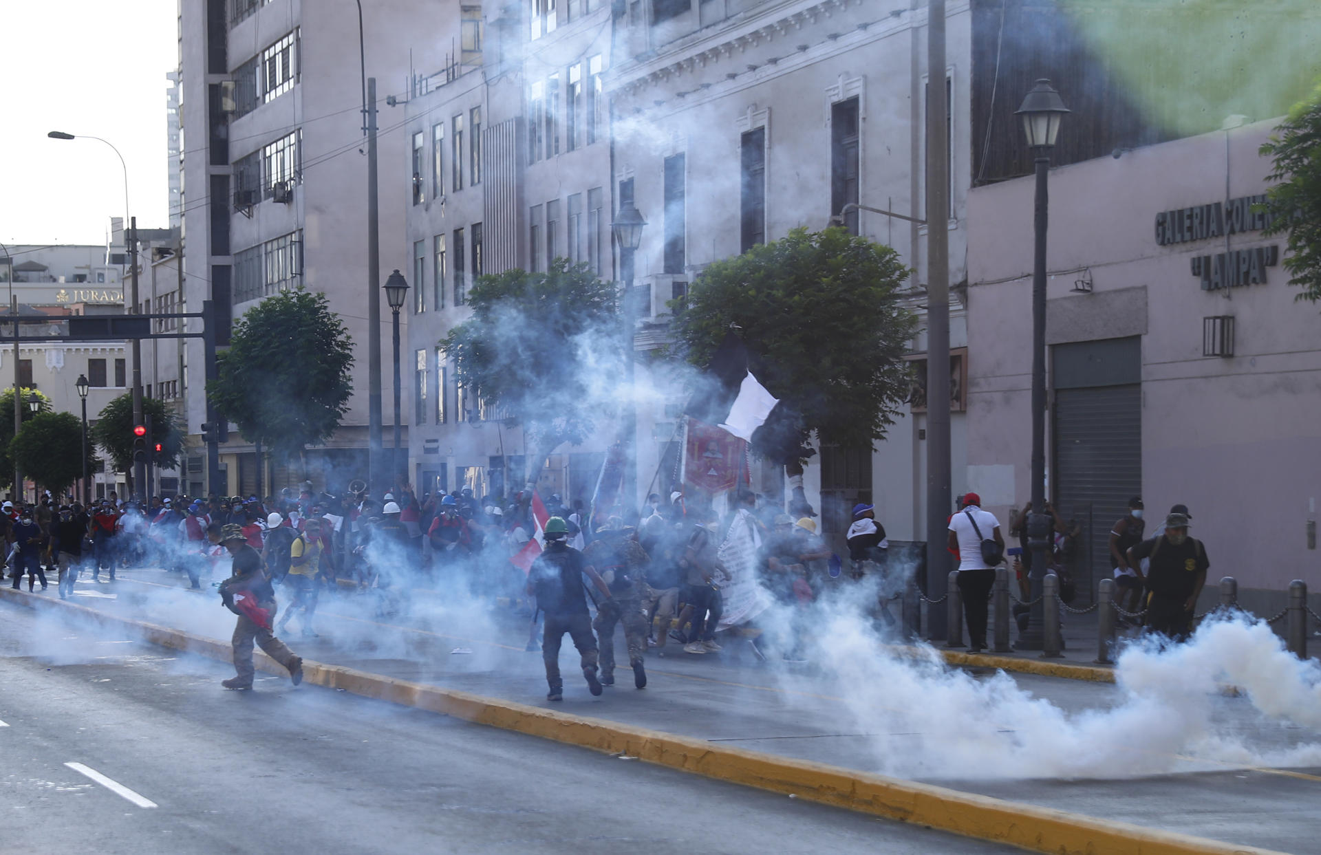 Lima vivió este martes su jornada de protesta más violenta, con varios heridos por perdigones y piedras. 