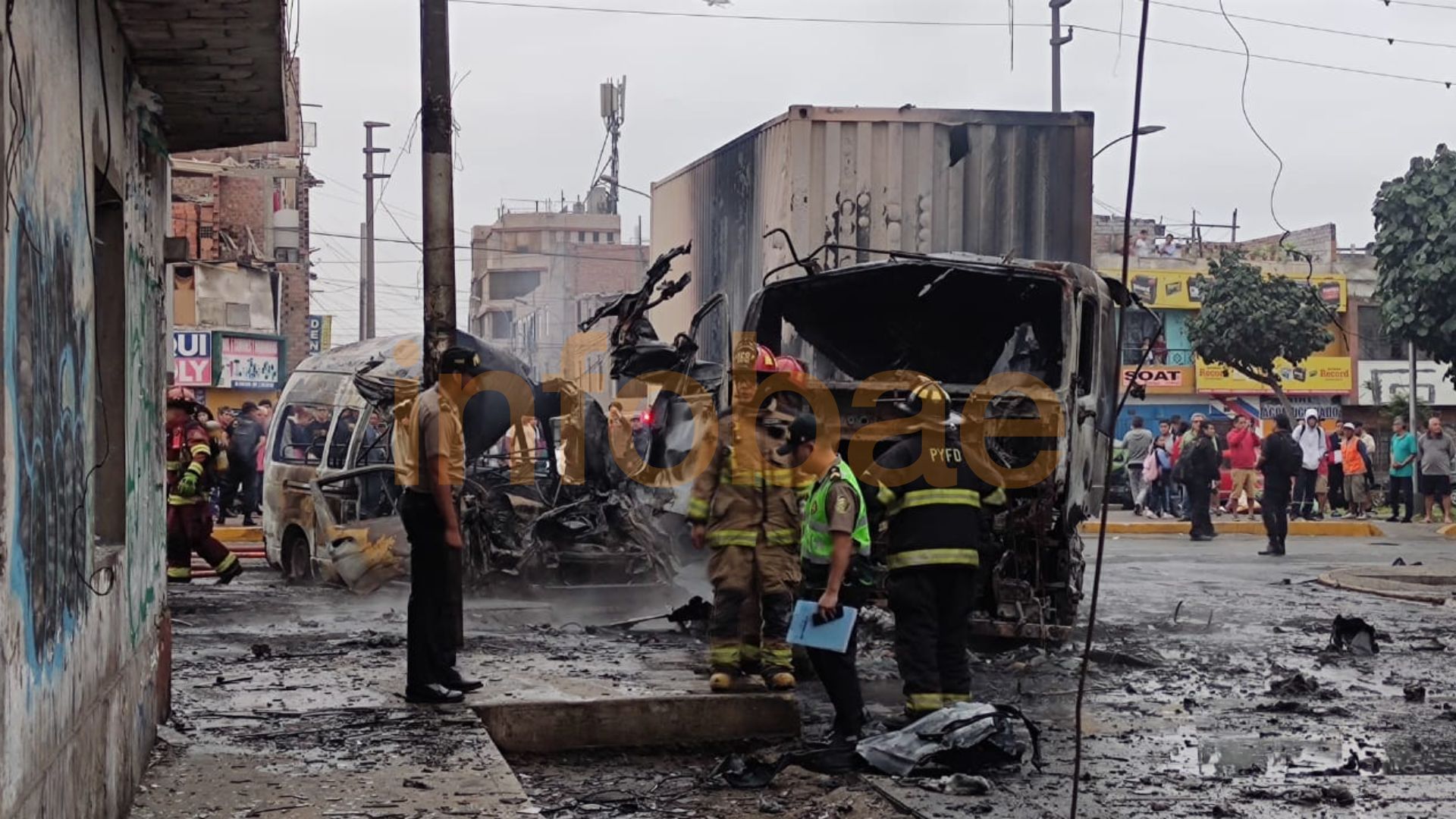 Explosión En Smp Combi Y Tráiler Quedaron Totalmente Calcinados Tras