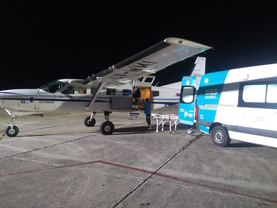 El avión sanitario, perteneciente a la gobernación bonaerense, arribó al aeropuerto marplatense a las 0.32 de este domingo
