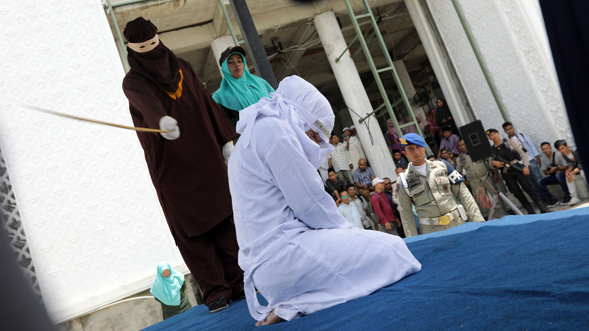 Aplicación de la sharia en Indonesia por sostener relaciones extramaritales (EFE/archivo)