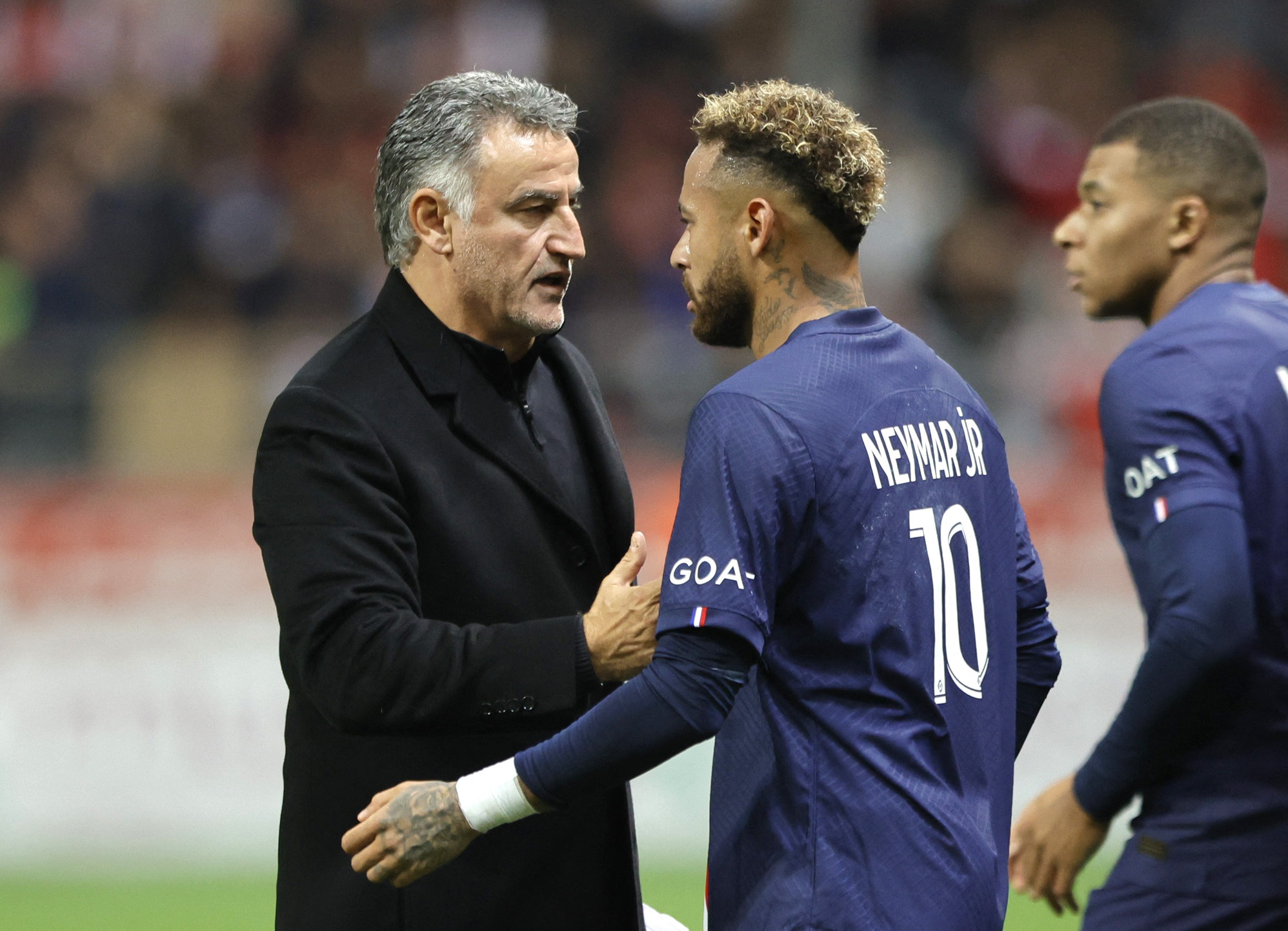 Christophe Galtier y Neymar hablan durante un partido del PSG (REUTERS/Pascal Rossignol)