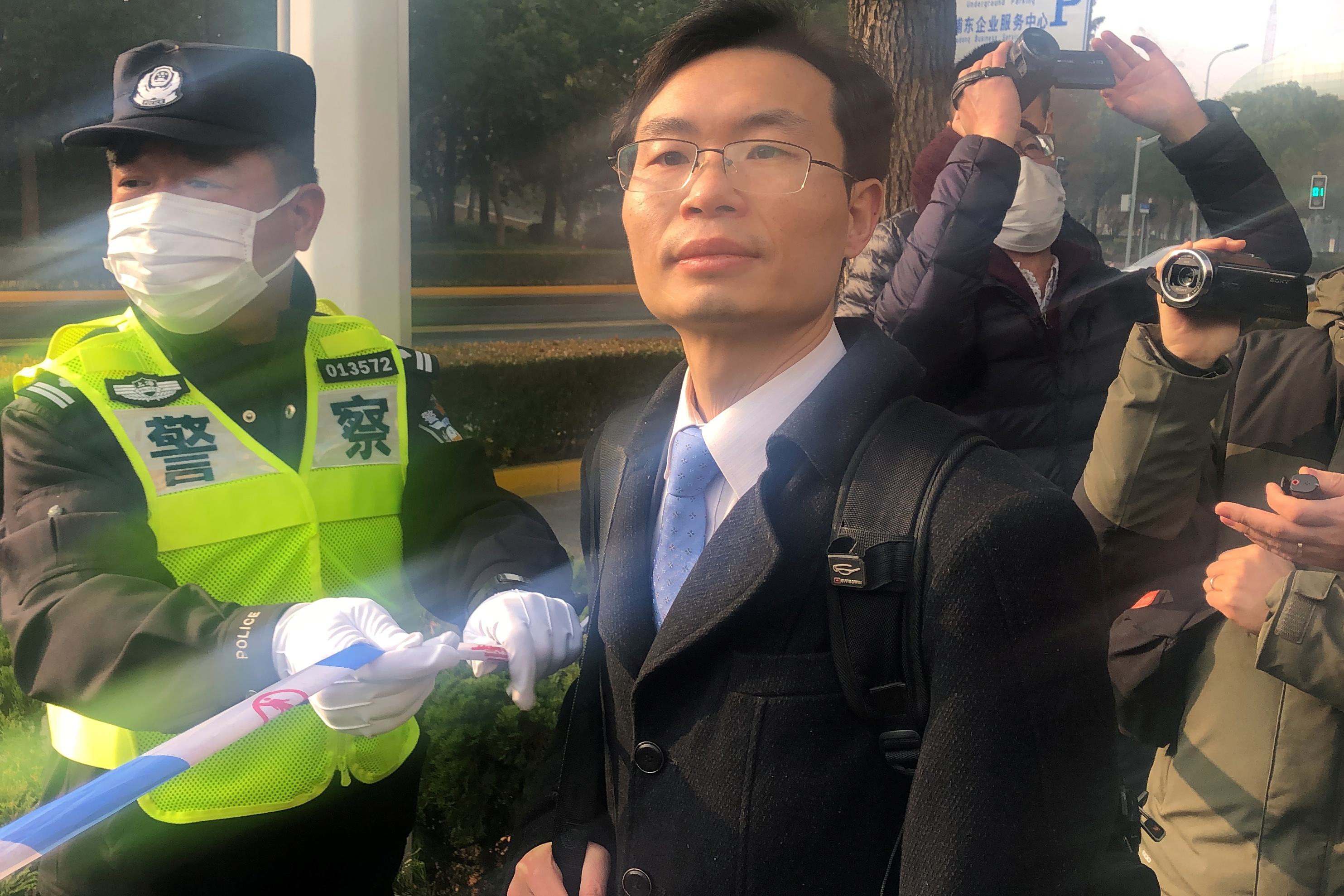 El abogado Zhang antes de la sentencia (Reuters/ Brenda Goh)