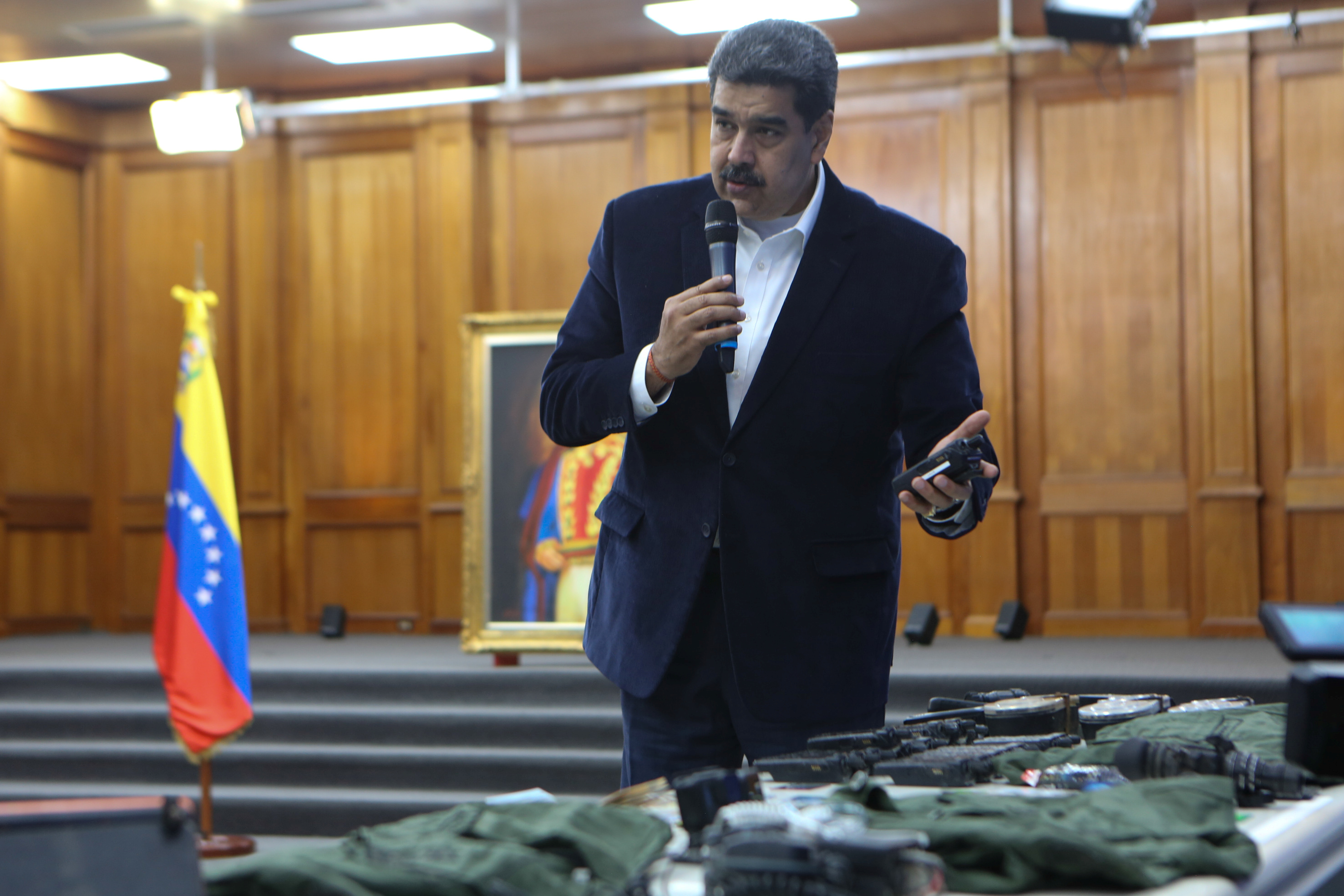 El dictador Nicolás Maduro muestra los elementos confiscados a los detenidos en la Operación Gedeón (Miraflores Palace/Handout via REUTERS)