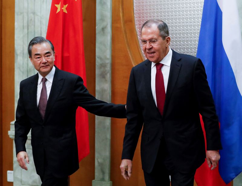 El ministro de Asuntos Exteriores ruso, Serguéi Lavrov, y el ministro de Asuntos Exteriores chino, Wang Yi (Reuters/archivo)