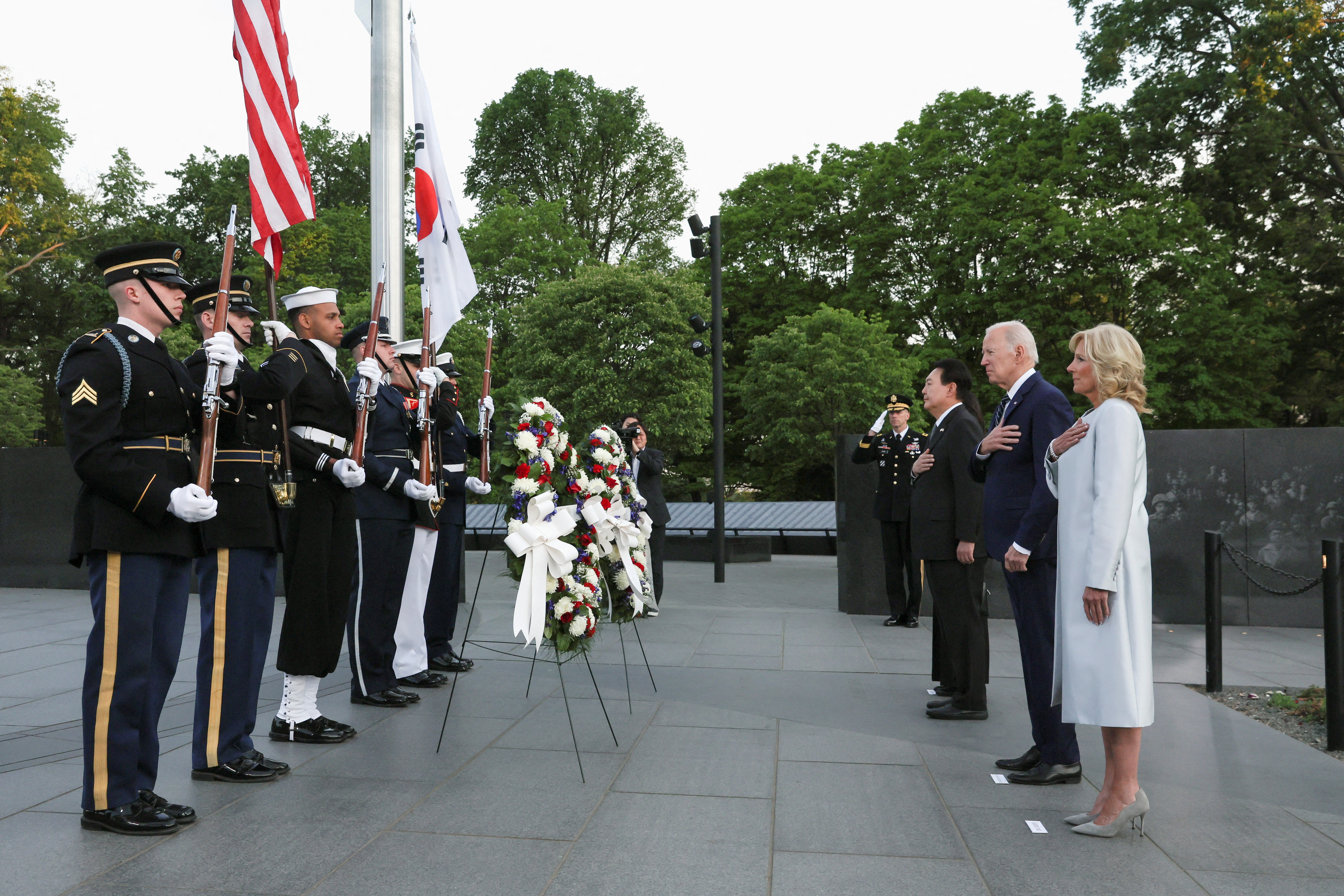 El martes, Yoon y Biden visitaron el Monumento Conmemorativo de la Guerra de Corea (REUTERS/Leah Millis)