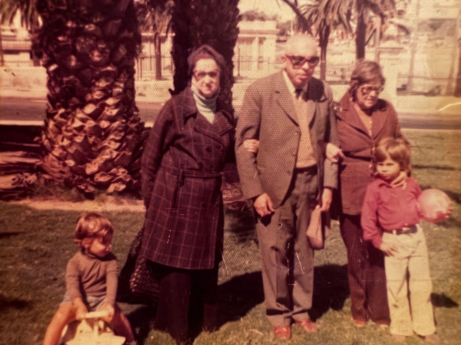 Rodrigo Lussich con sus abuelos, Yaya (Lidia) y Titito (Joaquín), y su hermana Fernanda