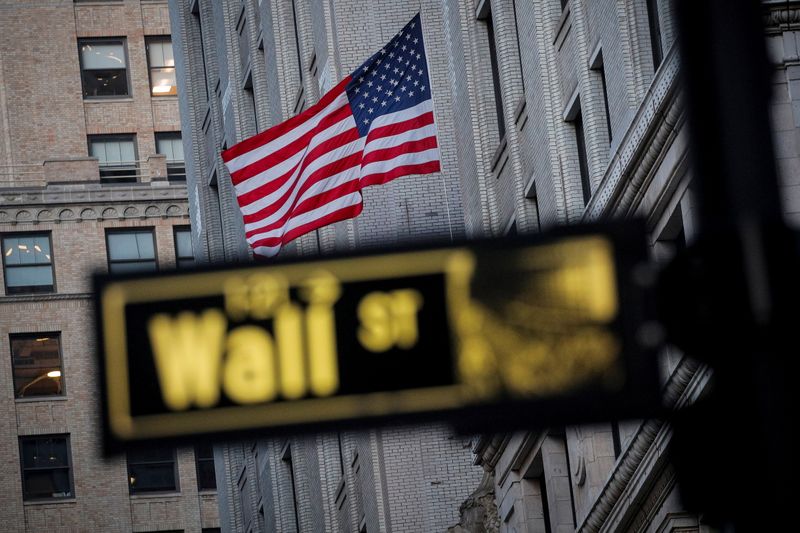 IMAGEN DE ARCHIVO. La bandera de Estados Unidos se ve en un edificio en Wall Street, en el distrito financiero de Nueva York, EEUU. Noviembre 24, 2020. REUTERS/Brendan McDermid