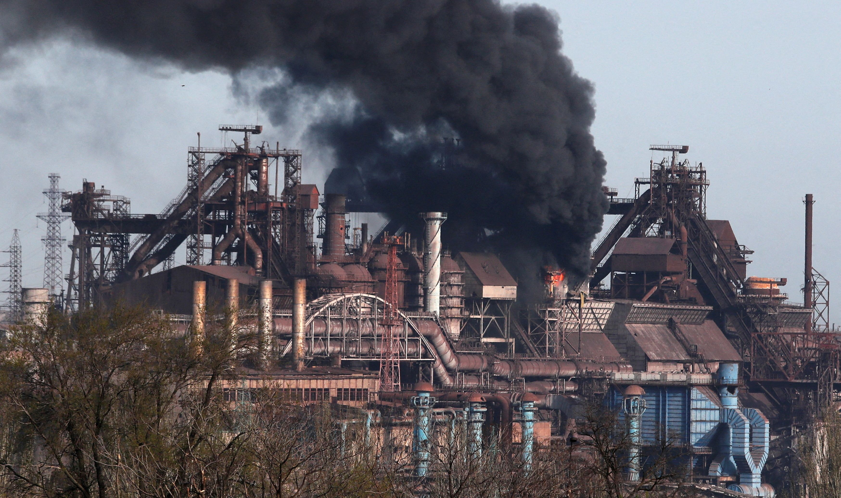 El humo se eleva sobre la planta de Azovstal el 25 de abril de 2022. (REUTERS/Alexander Ermochenko/Foto de archivo)
