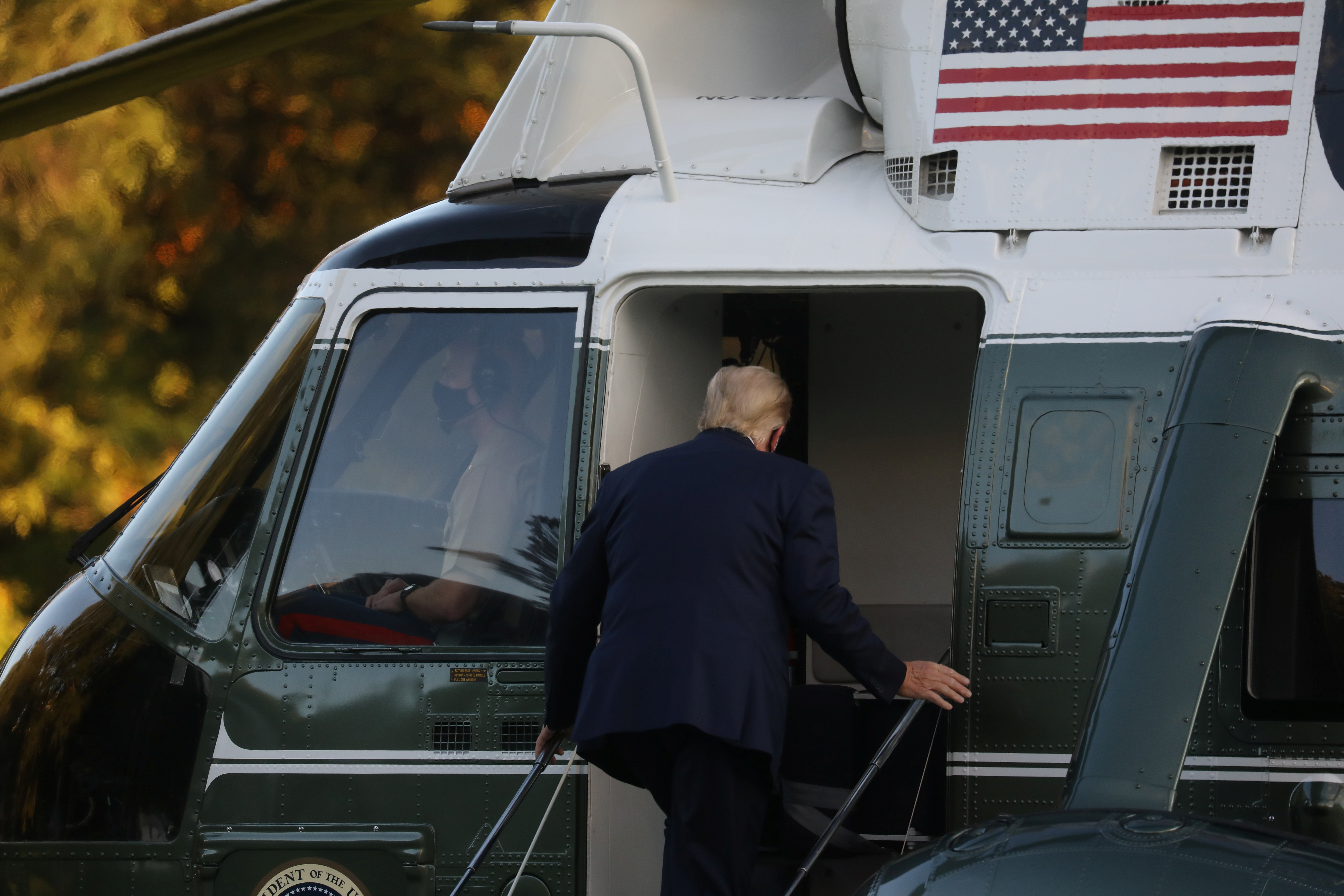 Trump sube al helicóptero que lo llevó al hospital militar Walter Reed. Foto: REUTERS/Leah Millis