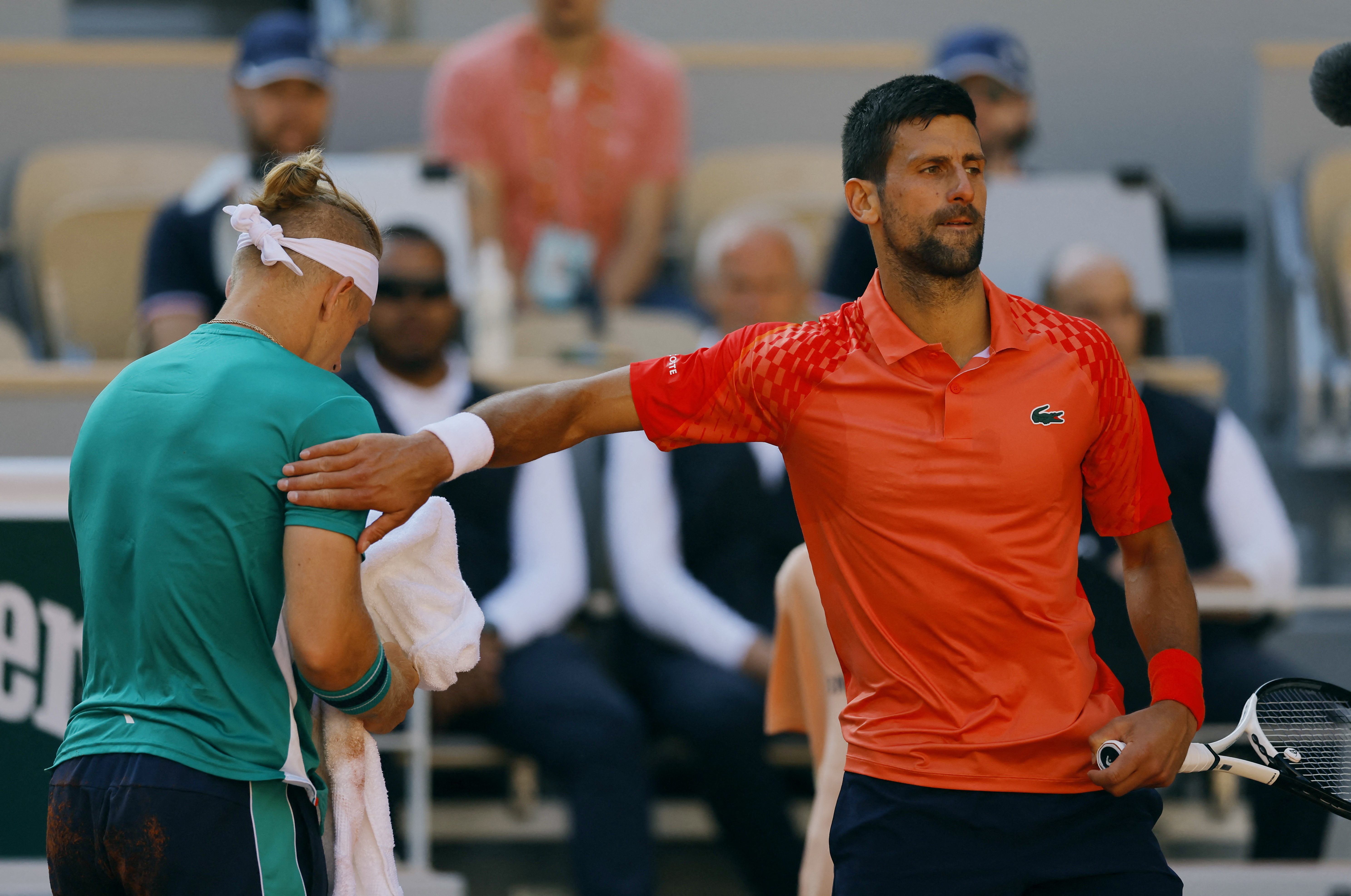 Novak Djokovic se sobrepuso a las adversidades y se clasificó a los octavos de final de Roland Garros