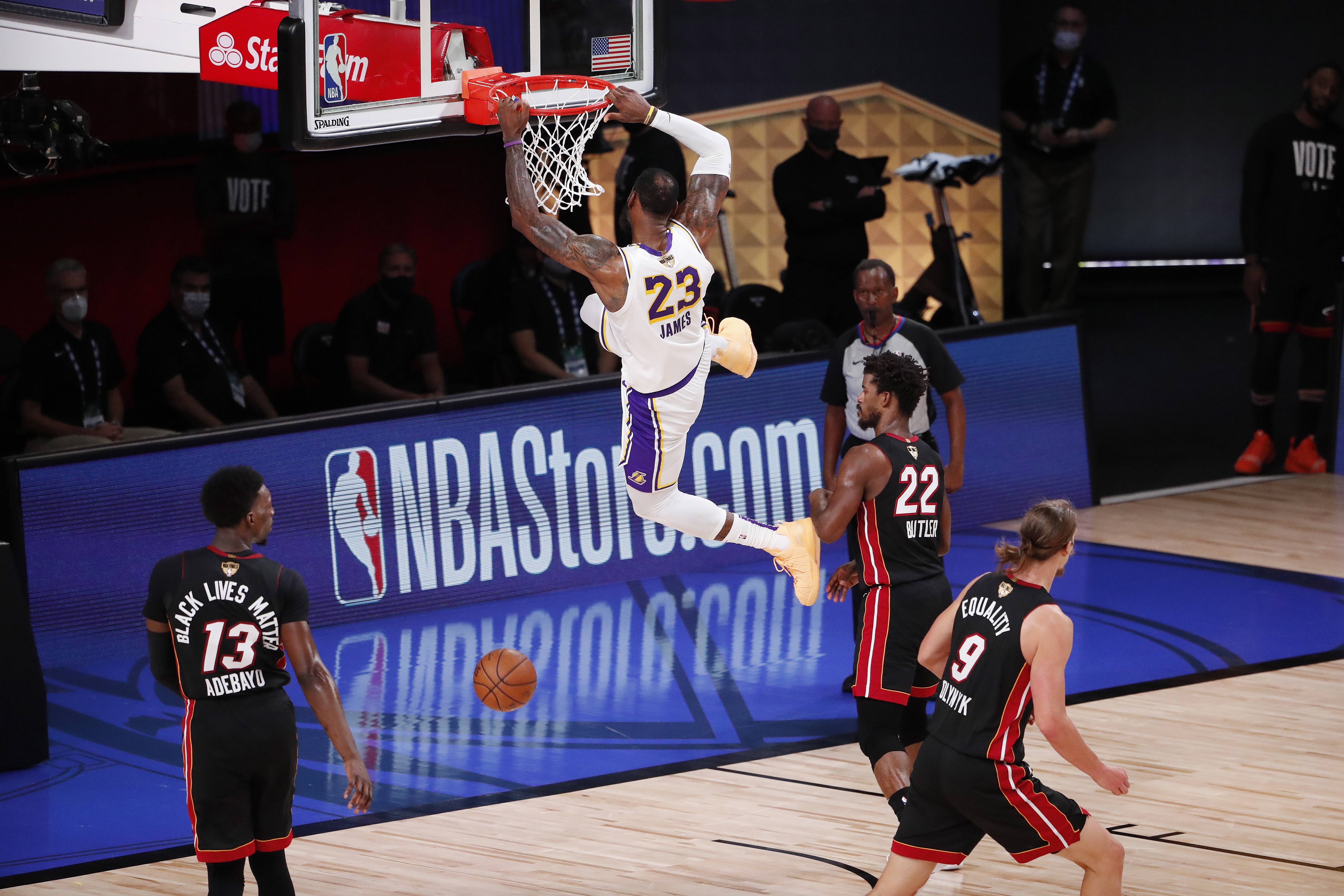 El jugador de los Lakers de Los Ángeles LeBron James realiza una volcada ante los Heat de Miami durante el sexto partido de las finales de la NBA (EFE/Erik S. Lesser)
