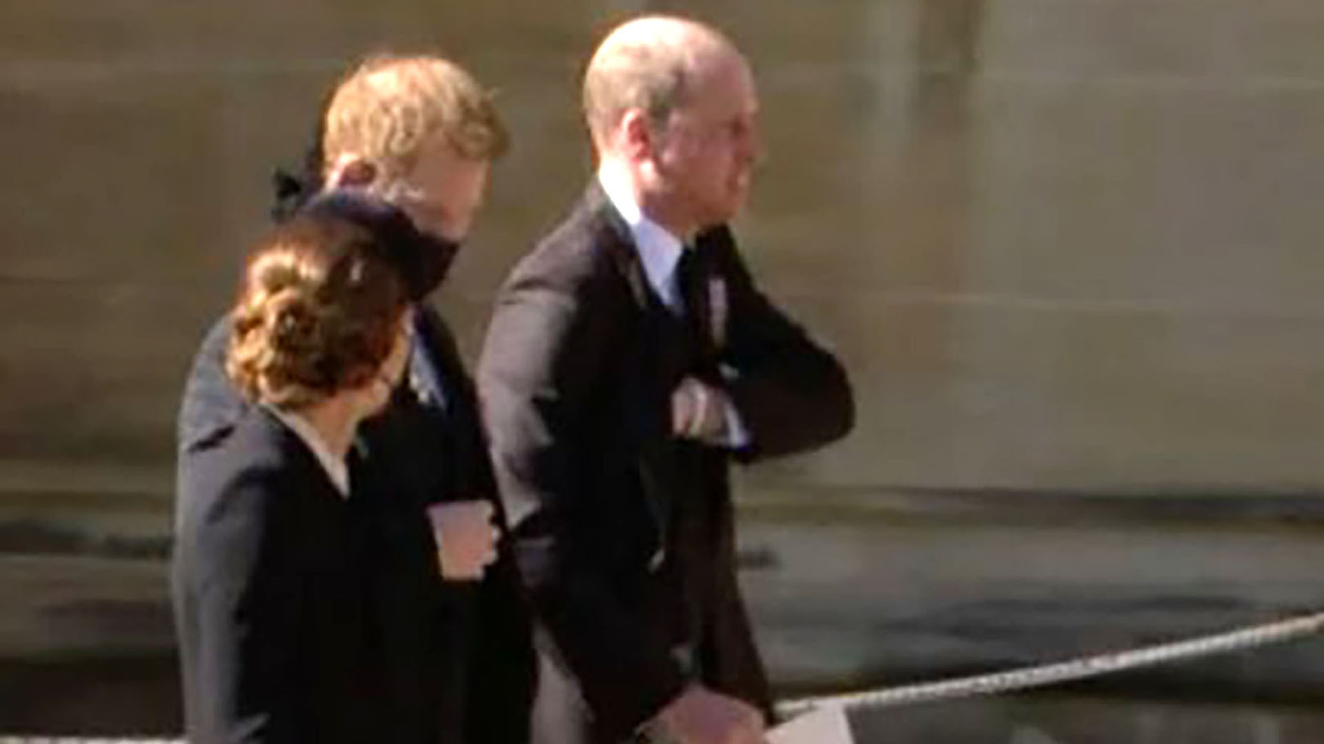 El príncipe William, Harry y Kate Middleton saliendo juntos de St. George's Chapel luego del funeral del Duque de Edimburgo