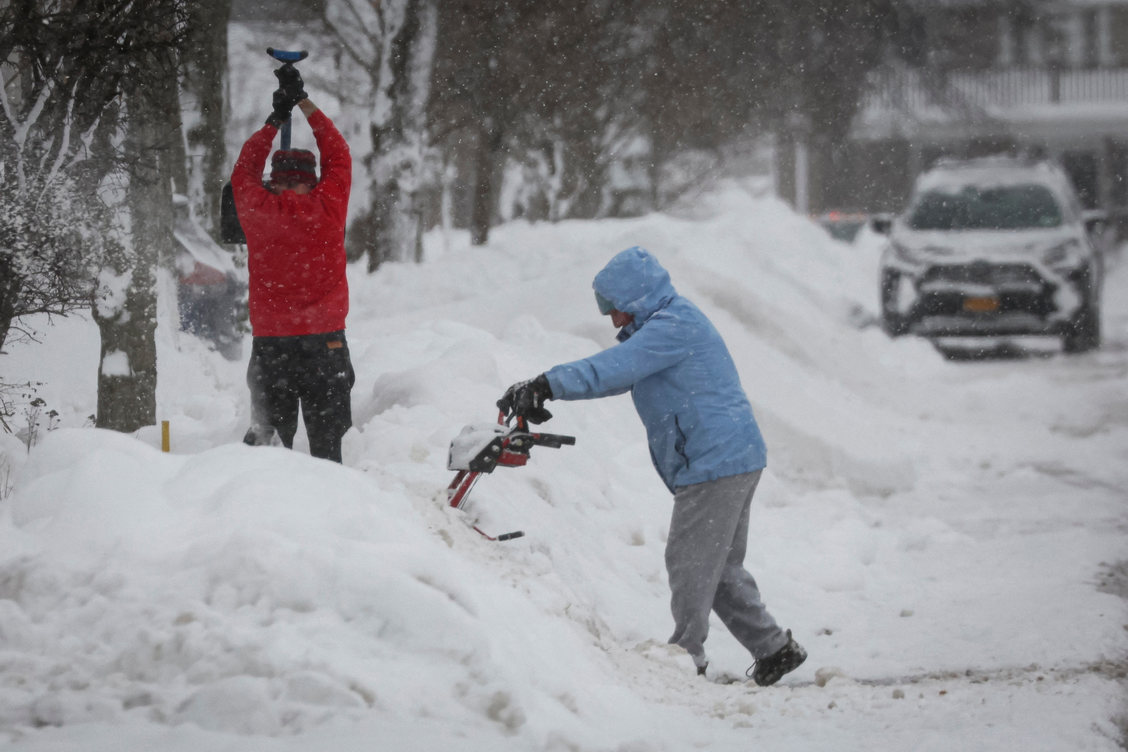 Vecinos de la ciudad de Buffalo recogen la nieve para poder transitar (REUTERS/Brendan McDermid)