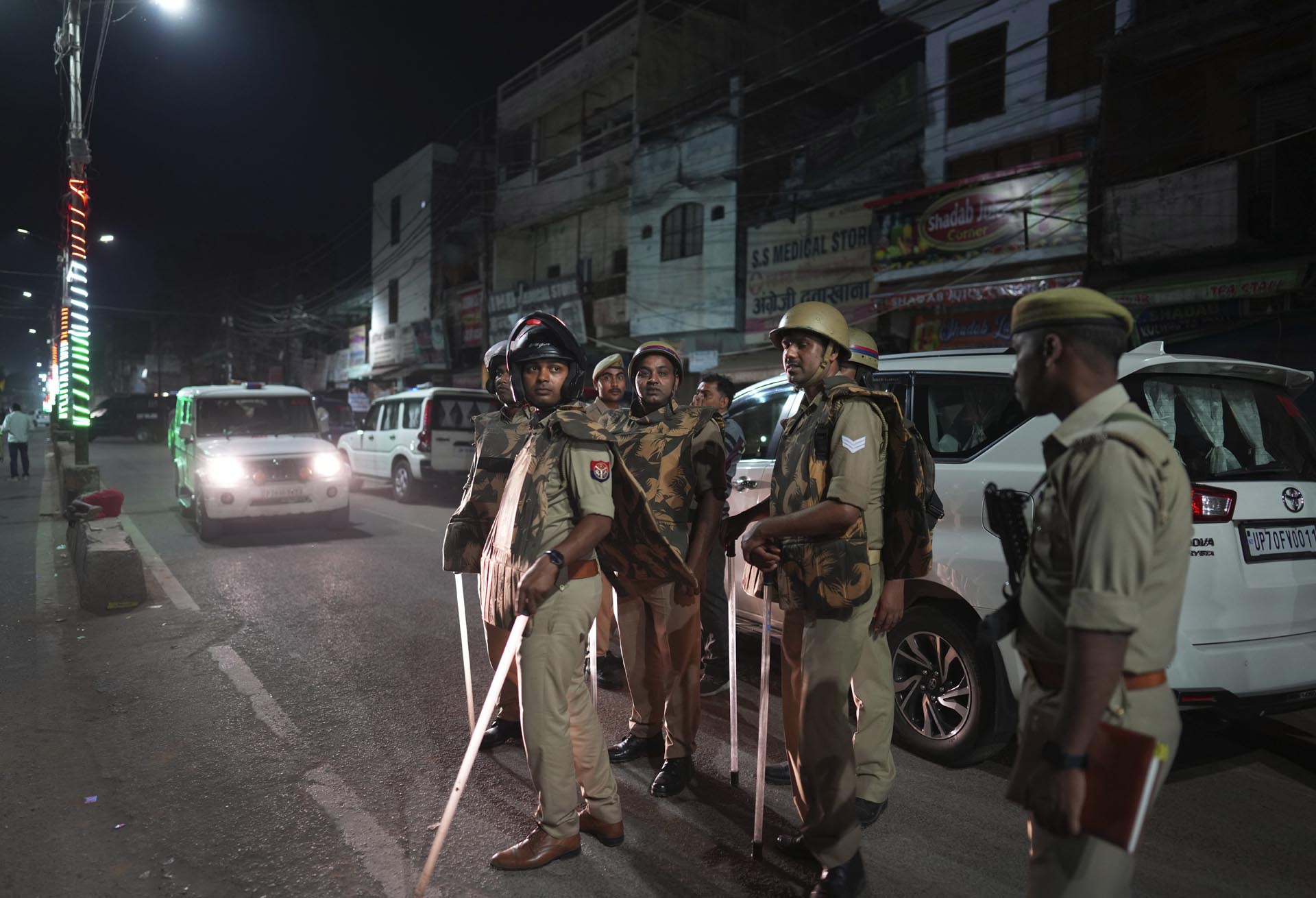 Policías montan guardia en el área donde dispararon contra el gángster convertido en político Atiq Ahmad y su hermano Ashraf, en Prayagraj, India, el sábado 15 de abril de 2023. (Foto AP/Rajesh Kumar Singh)
