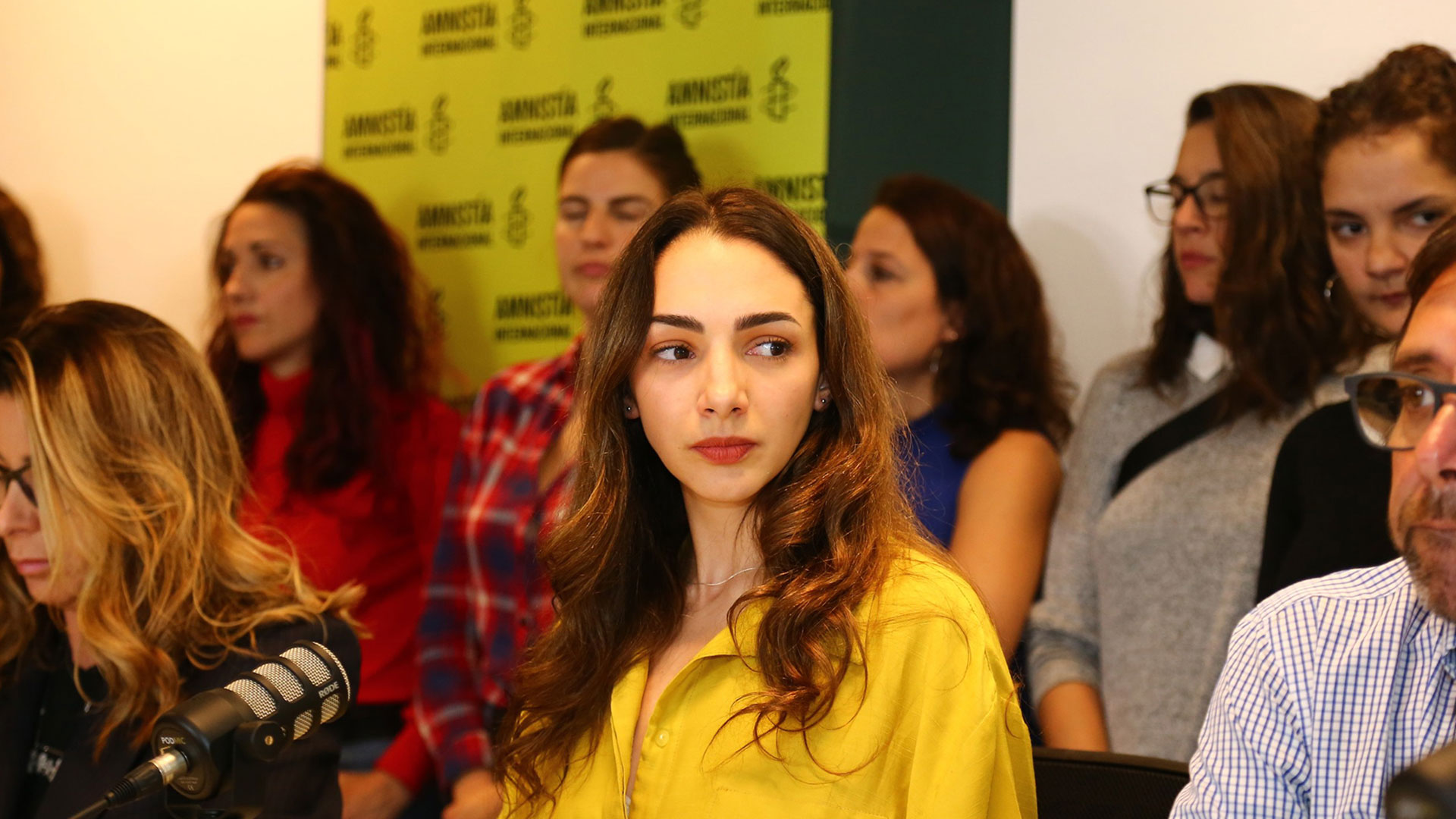 Thelma Fardin en la conferencia en Amnistia Internacional junto a su abogado Martín Arias Duval y su abogada Carla Junqueira (RS Fotos)