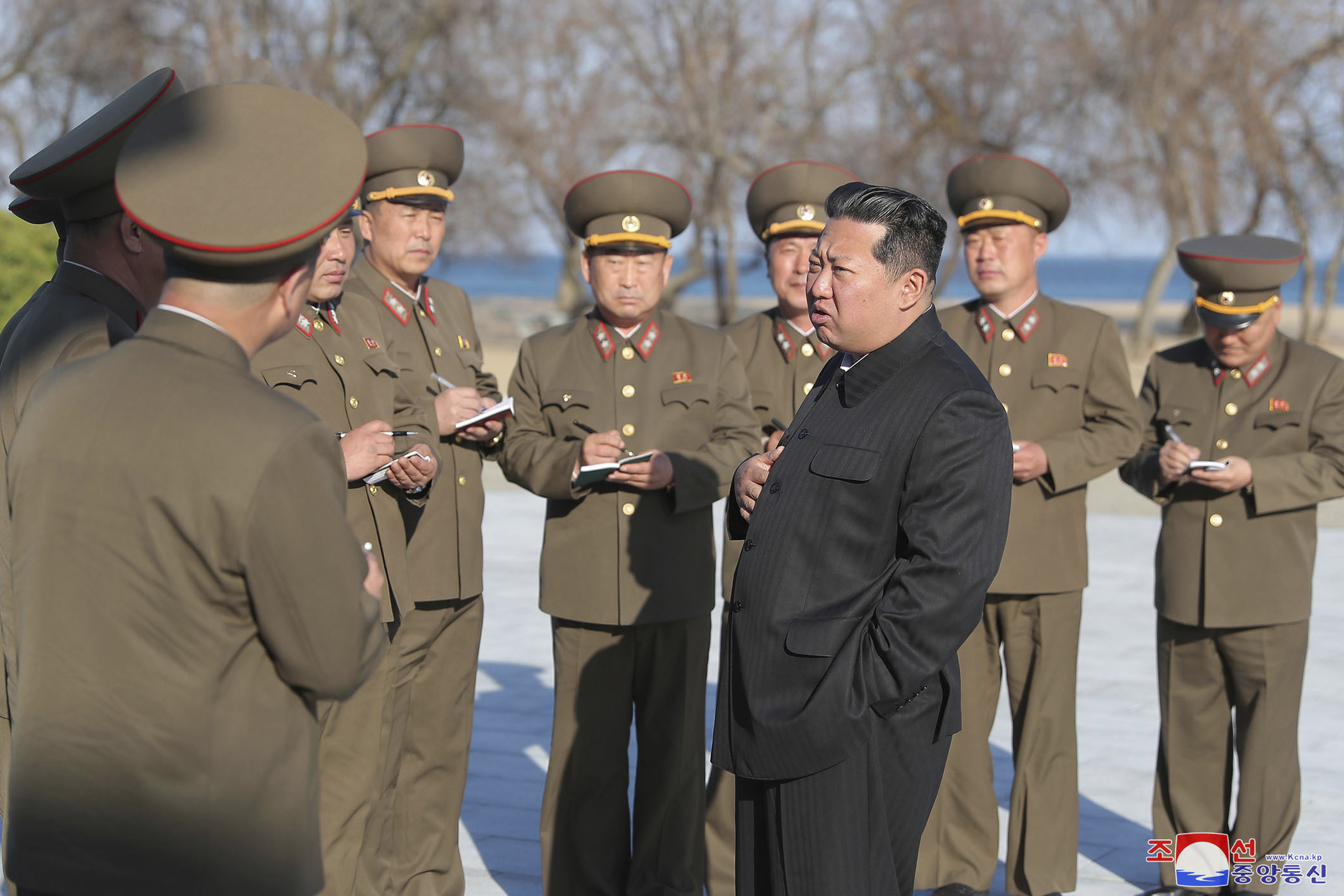 El dictador de Corea del Norte, Kim Jong-un, junto a un grupo de militares