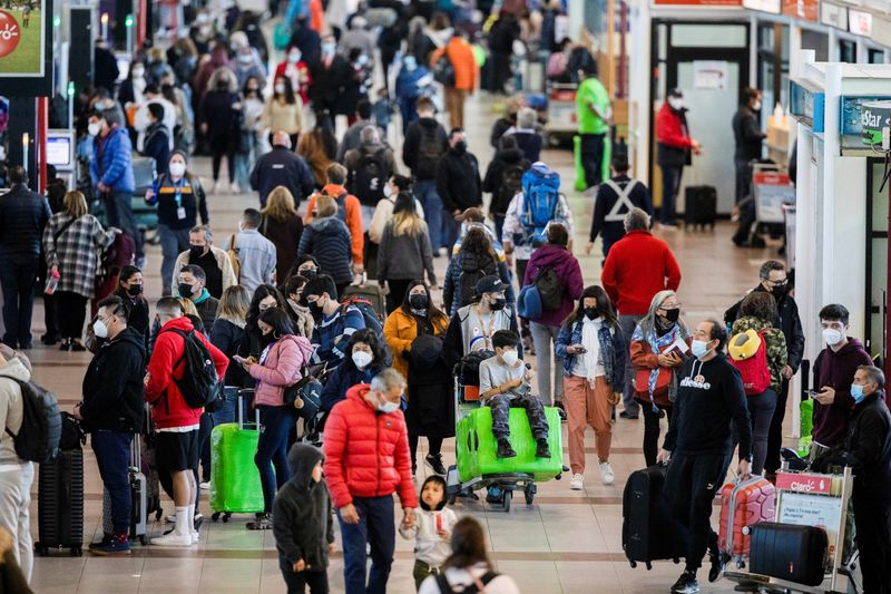 La medida se suma a la prolongación hasta el próximo marzo de la alerta sanitaria vigente desde febrero de 2020 (REUTERS/Pablo Sanhueza)