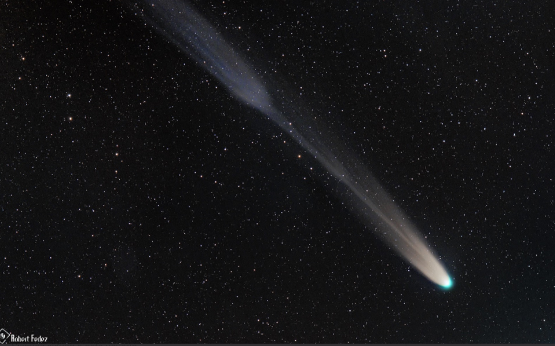 El cometa Leonard en el cielo de Yucatán. Imagen tomada desde el pueblo mágico de Valladolid (Foto: Twitter @Robert_Fedez/vía @webcamsdemexico)